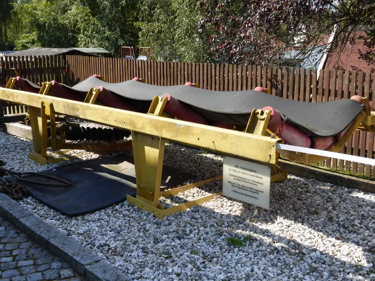 Photo showing: Conveyor belt from a open-pit lignite mine in Bavaria, displayed in Steinberg am See