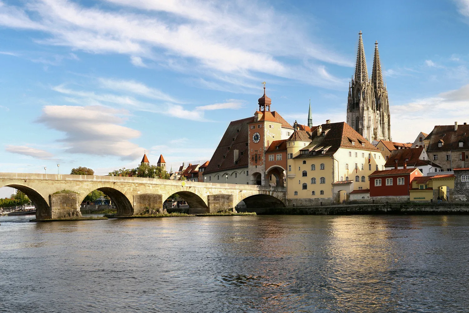 Photo showing: Beschreibung: Regensburg Uferpanorama

Quelle: selbst fotografiert
Datum: August 2006
Fotograf: Karsten Dörre (grizurgbg)