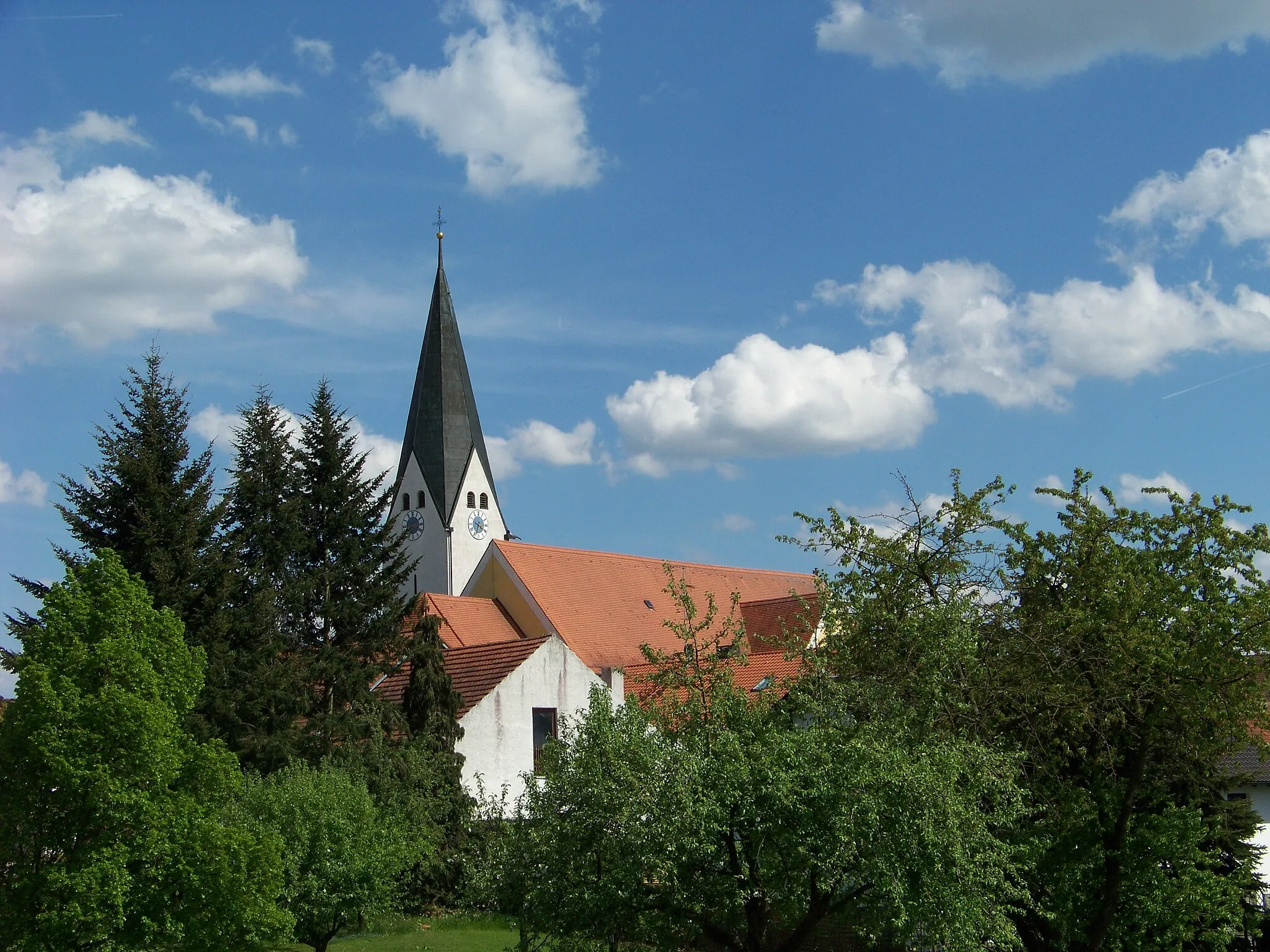 Photo showing: Laberweinting Kirche Sankt Martin. Ansicht von Nordwesten, der Habelsbacher Straße SR50 in der Nähe des Bahnüberganges. 
Laberweinting ist eine sehr alte Pfarrei und war schon Ende des 13. Jh. inkorporiert. Die Pfarrkirche St. Martin in Laberweinting wurde zwischen 1679 und 1681 geostet erbaut und 1912/13 erweitert und ist jetzt nach Norden ausgerichtet.