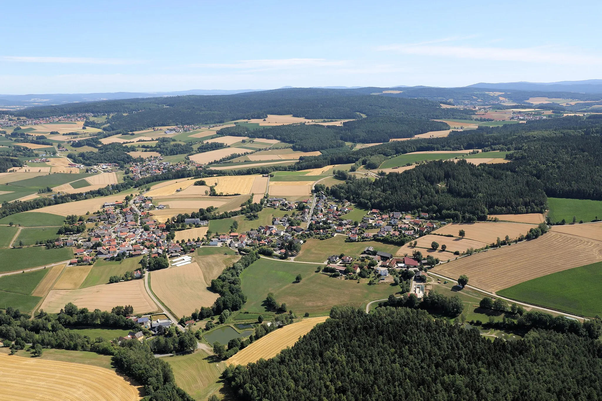 Photo showing: Gleiritsch, unten links die Kroau, rechts Steinach, im Hintergrund Lampenricht, Boxmühle und Tännesberg (Landkreis Neustadt/Waldnaab). Gleiritsch liegt im Landkreis Schwandorf, Oberpfalz, Bayern