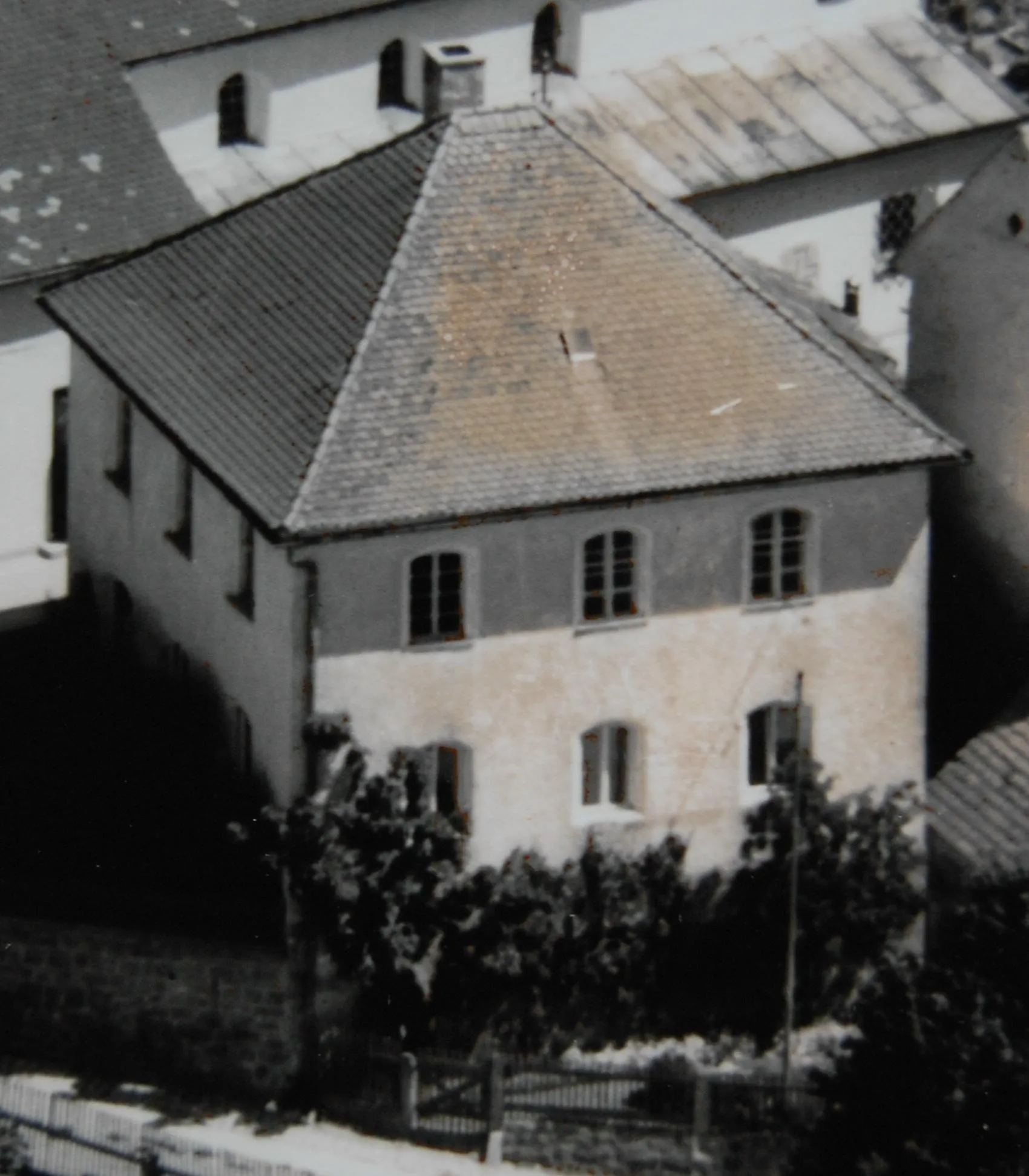 Photo showing: Erstes Schulhaus von Gleiritsch, das 1840 errichtet wurde. Später diente es als Lehrerwohnung. Es wurde inzwischen abgerissen.