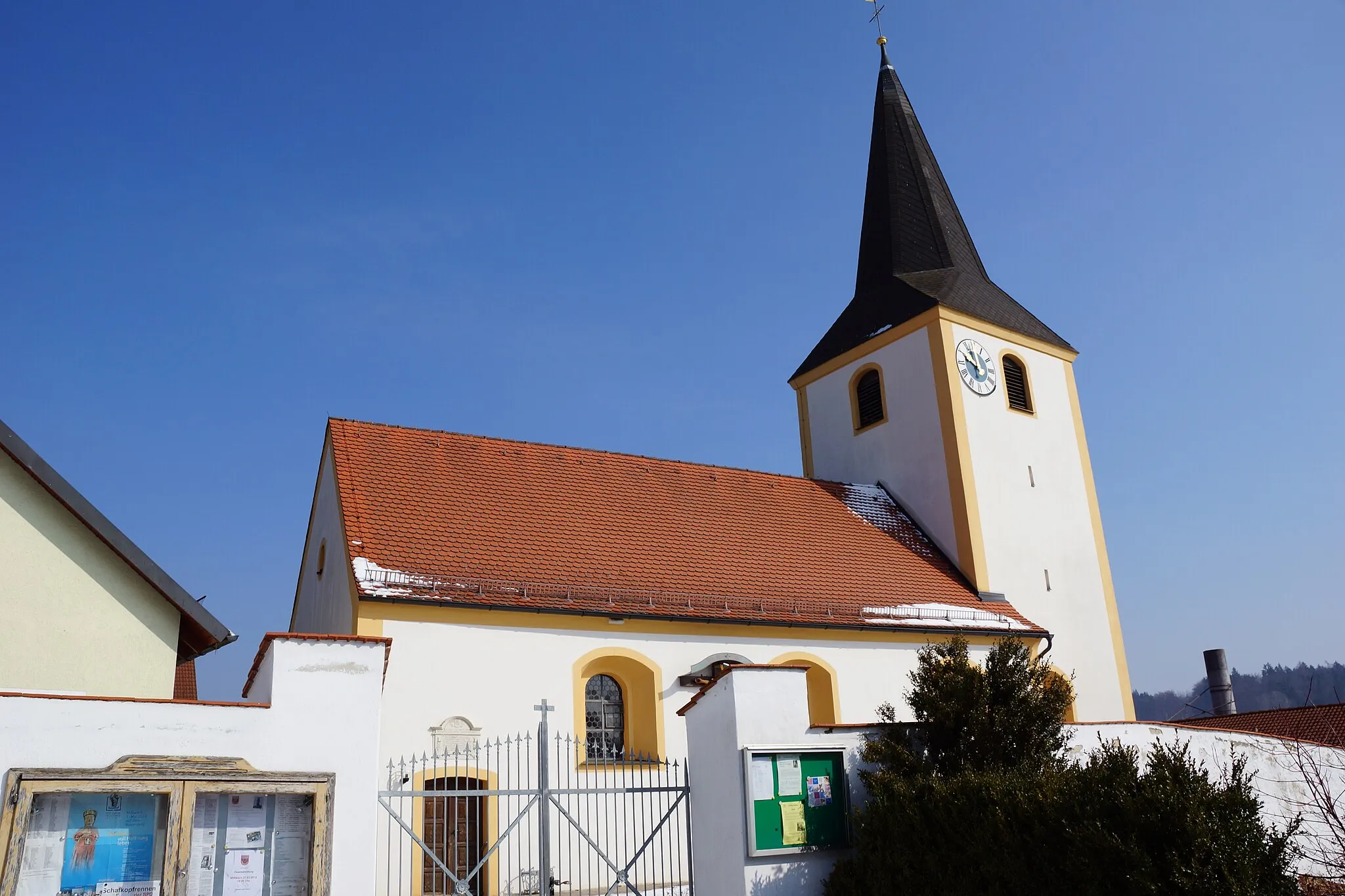 Photo showing: Die katholische Filialkirche St. Bonifatius in Schnufenhofen bei Seubersdorf in der Oberpfalz: