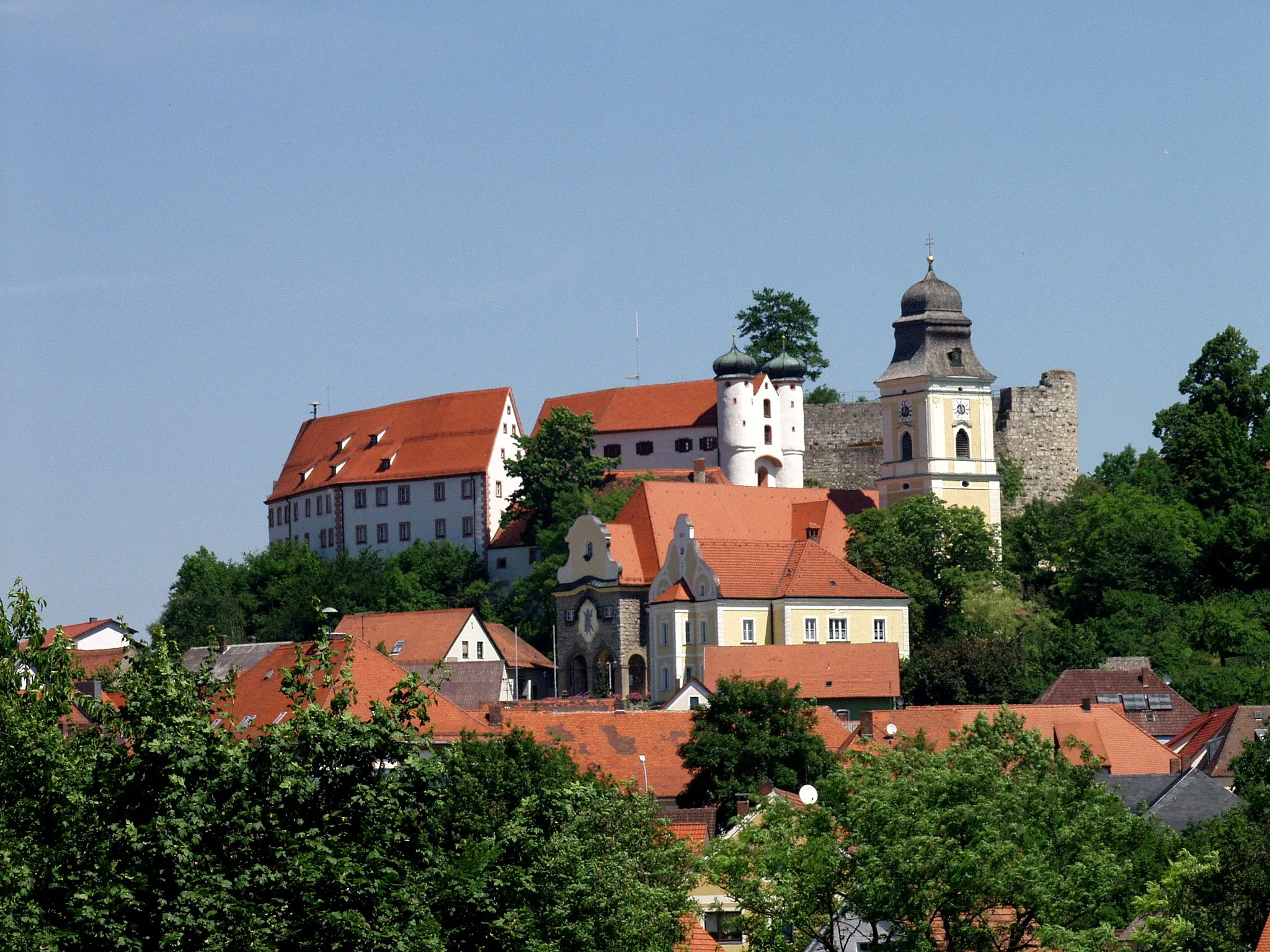 Photo showing: Ortsansicht Parsberg i.d. Oberpfalz, Burg, Kirche, Pfarrheim und Umgebung
