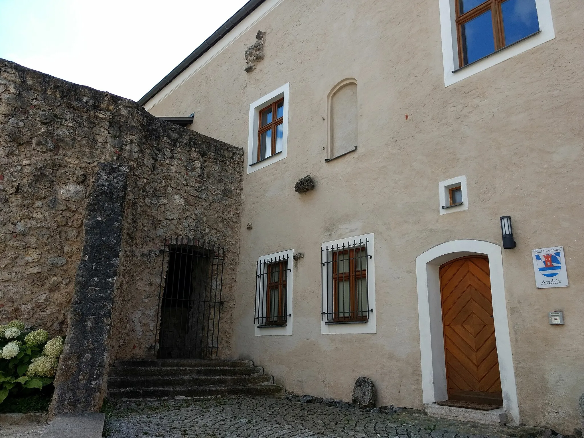 Photo showing: Burg Lupburg, Eingang zum Marktarchiv