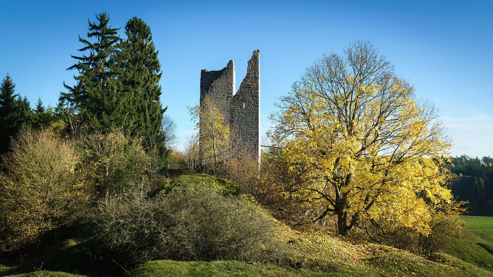 Photo showing: Naturpark Altmühltal
Burgruine Bechthal

Anlautertal