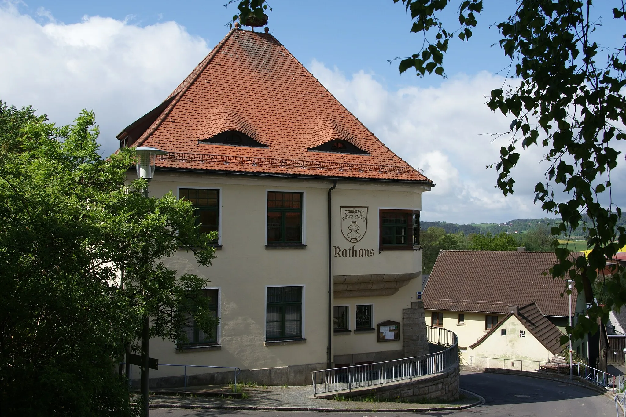 Photo showing: Pullenreuth, town hall and former school