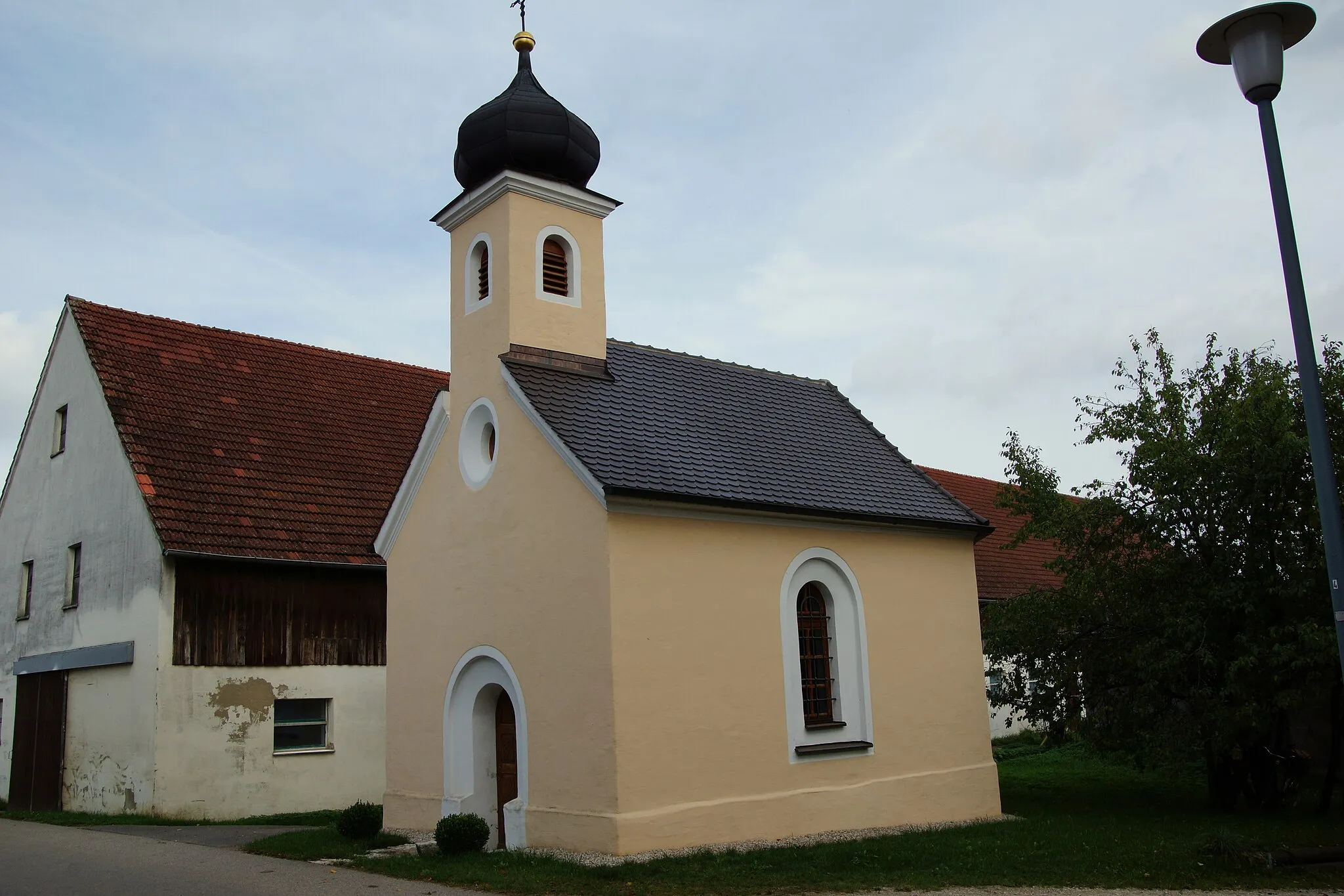 Photo showing: Die Ortskapelle der Hl. Maria in Willmannsdorf bei Seubersdorf