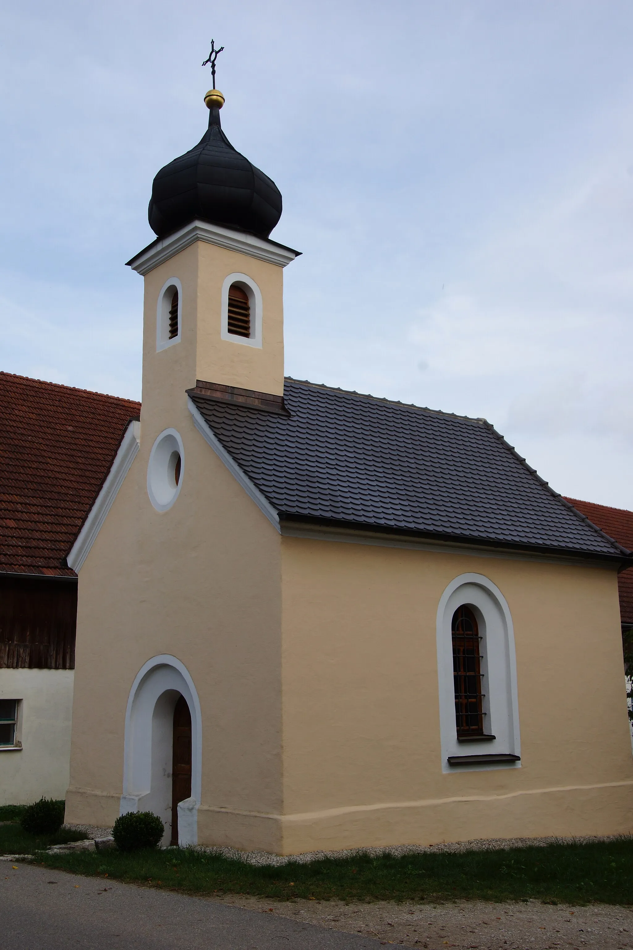 Photo showing: Die Ortskapelle der Hl. Maria in Willmannsdorf bei Seubersdorf