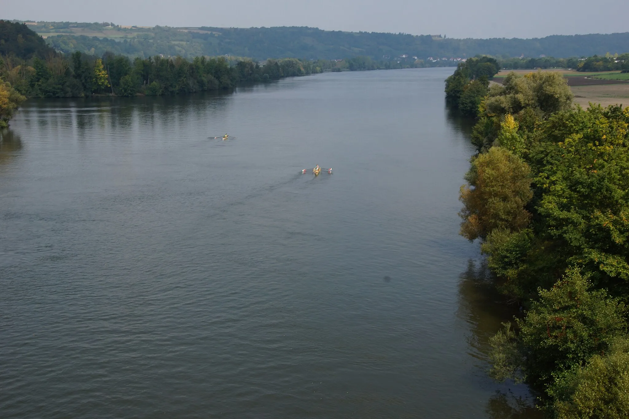 Photo showing: Die Donau unterhalb der Eisenbahnbrücke Mariaort