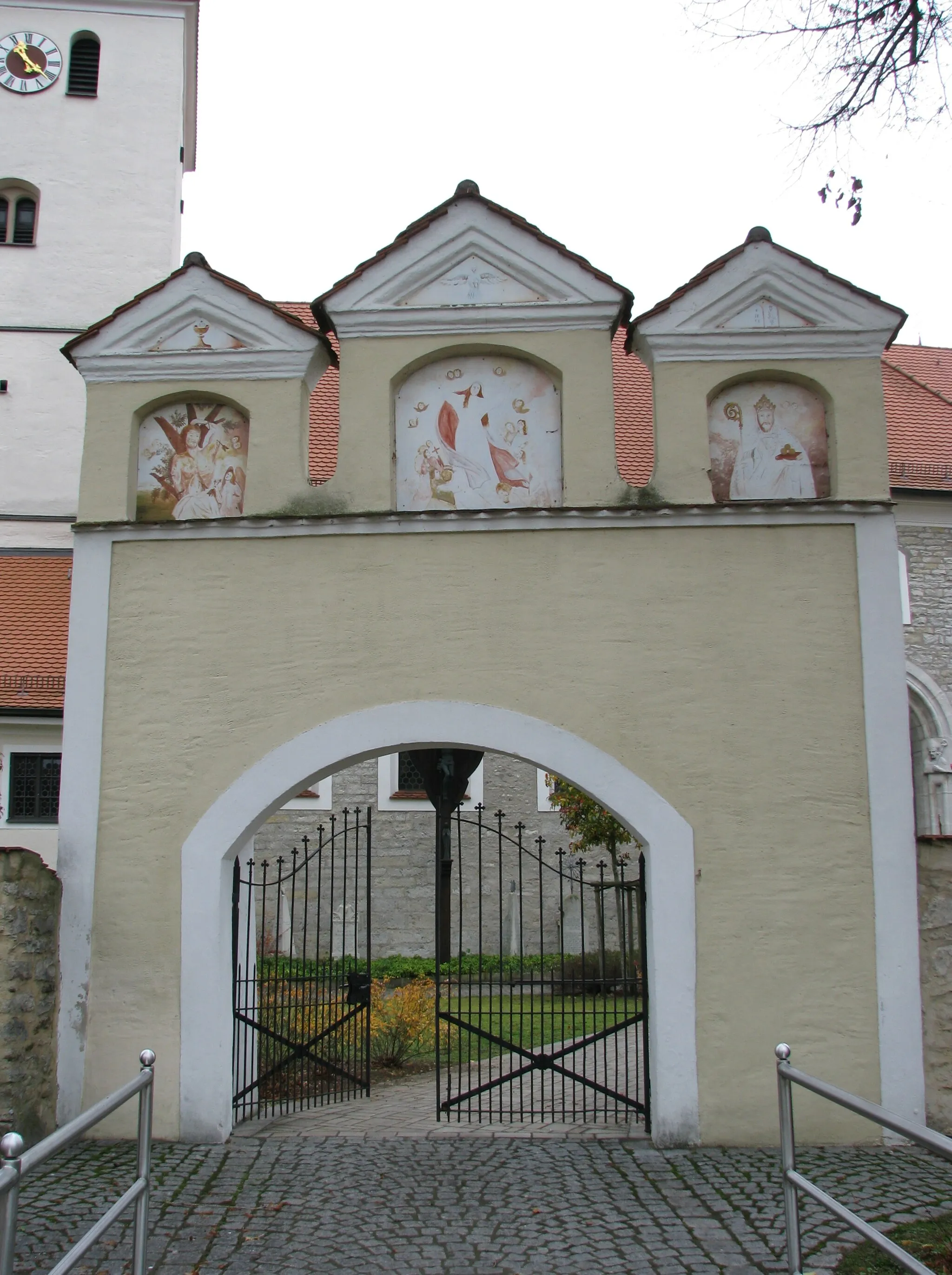Photo showing: Erasbach, Landkreis Neumarkt in der Oberpfalz, Kath. Pfarrkirche Mariä Heimsuchung, Friedhofstor