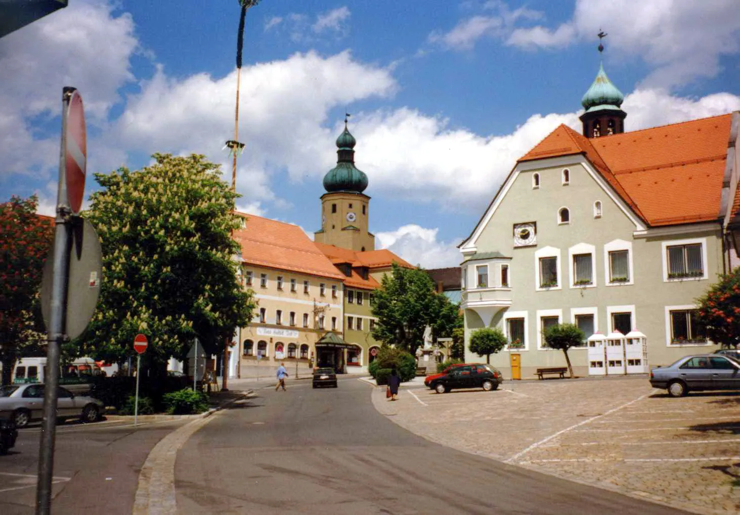 Photo showing: Der Marktplatz in Waldmünchen 1997. Rechts das Rathaus, in der Mitte der Stadt- bzw. Kirchturm. Diese Aufnahme zeigt den alten Marktplatz vor der Umgestaltung 2004.