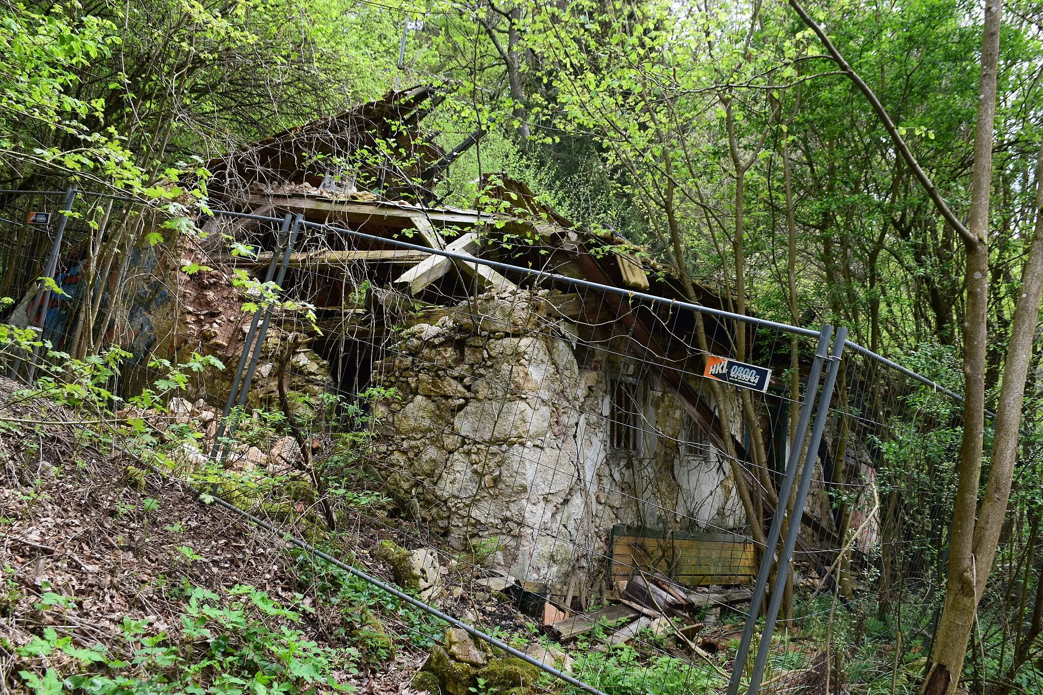 Photo showing: eingeschossiger und traufständiger Satteldachbau