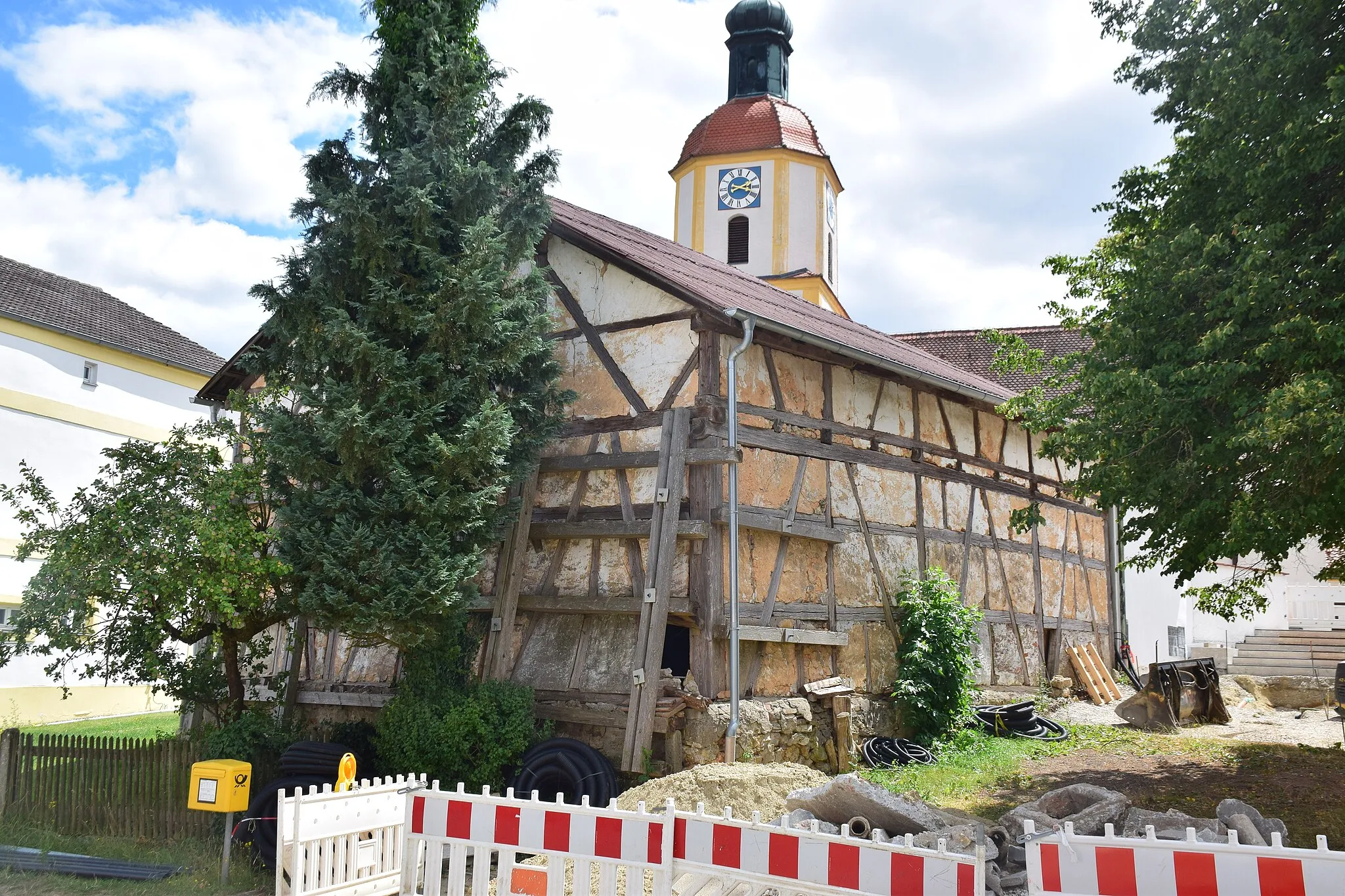 Photo showing: Fachwerkbau mit Kalkplattendach