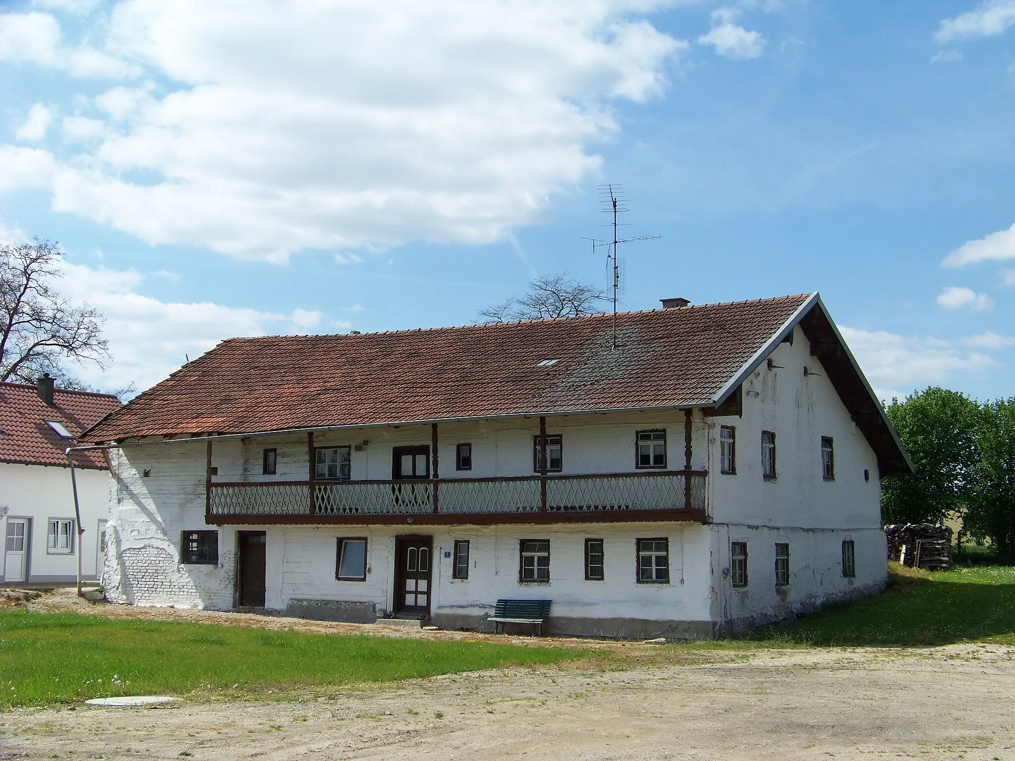 Photo showing: Langquaid, Niederleierndorf, Hauptstraße 8. Wohnhaus eines Dreiseithofes. Zweigeschossiger Blockbau mit Laube und Flachsatteldach, 18.Jahrhundert.