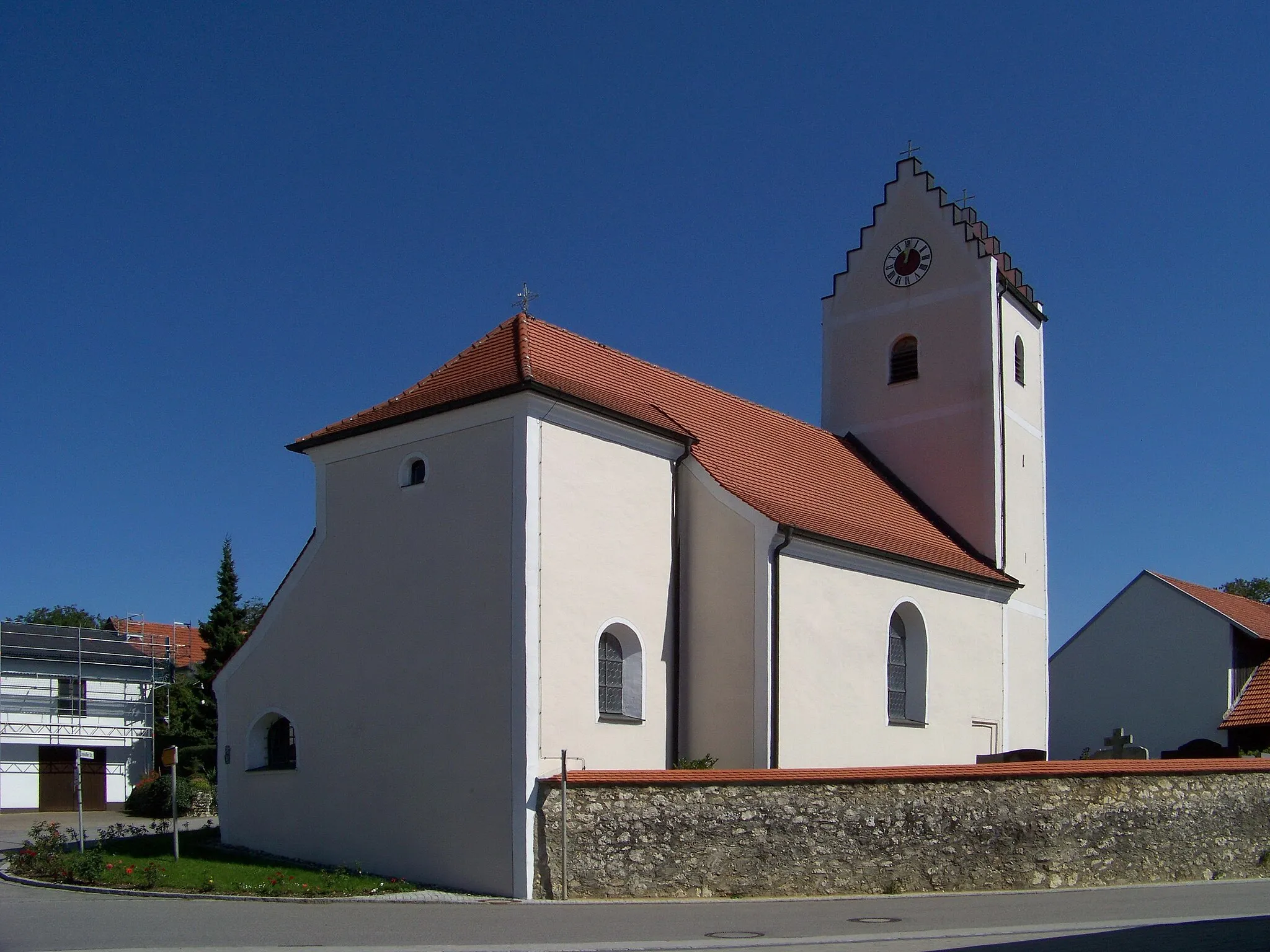 Photo showing: Saal an der Donau, Oberschambach. Katholische Kirche St. Sebastian, Saalkirche mit Satteldach und eingezogenem Kastenchor, Langhaus barock mit mittelalterlichen Teilen, 1719, Ostturm mit Treppengiebel, romanisch mit gotischem Obergeschoss; mit Ausstattung; Kirchhofmauer aus Bruchstein, wohl 18./19. Jahrhundert.