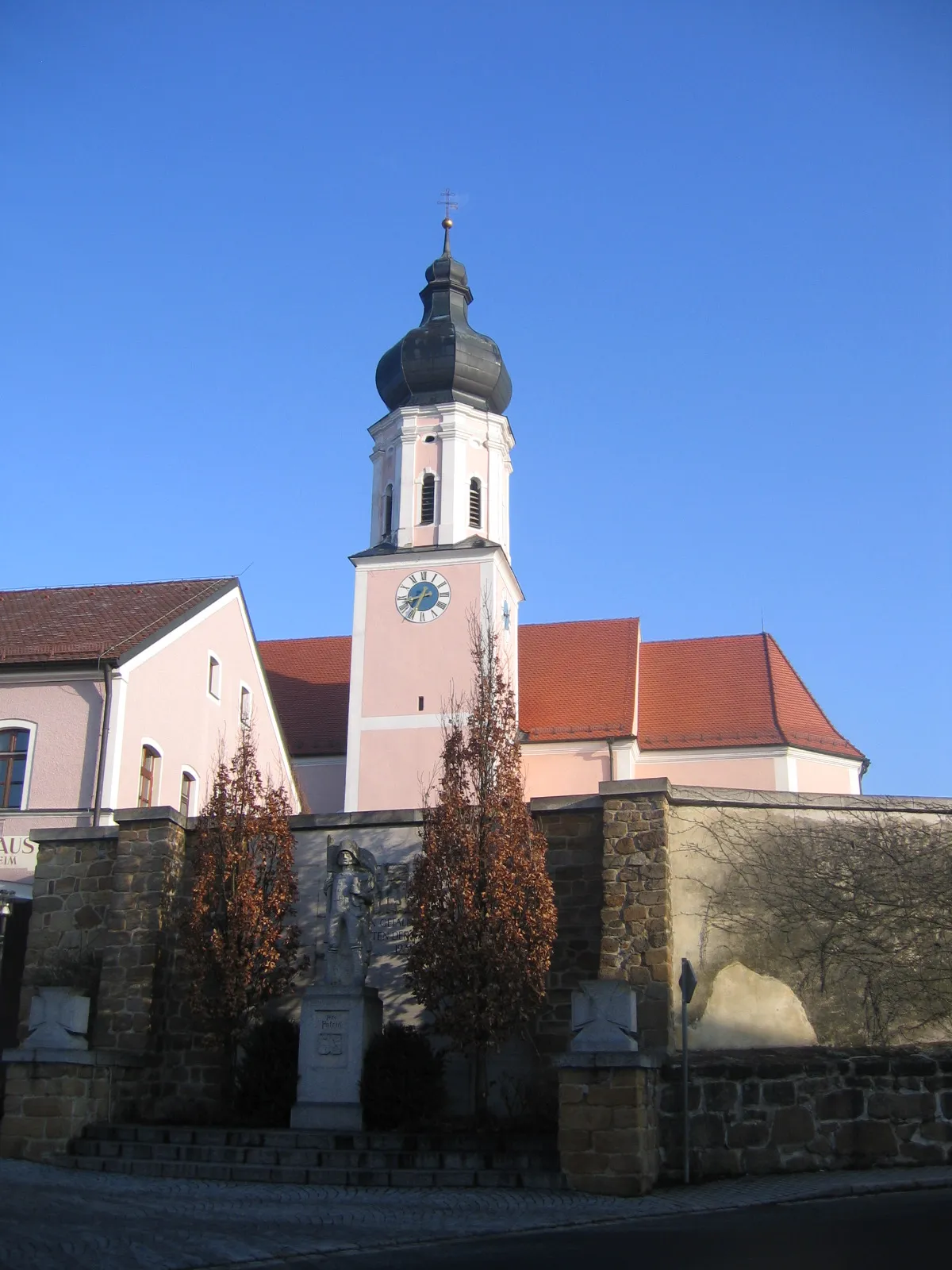 Photo showing: Außenansicht der Pfarrkirche St. Michael zu Neukirchen-Balbini