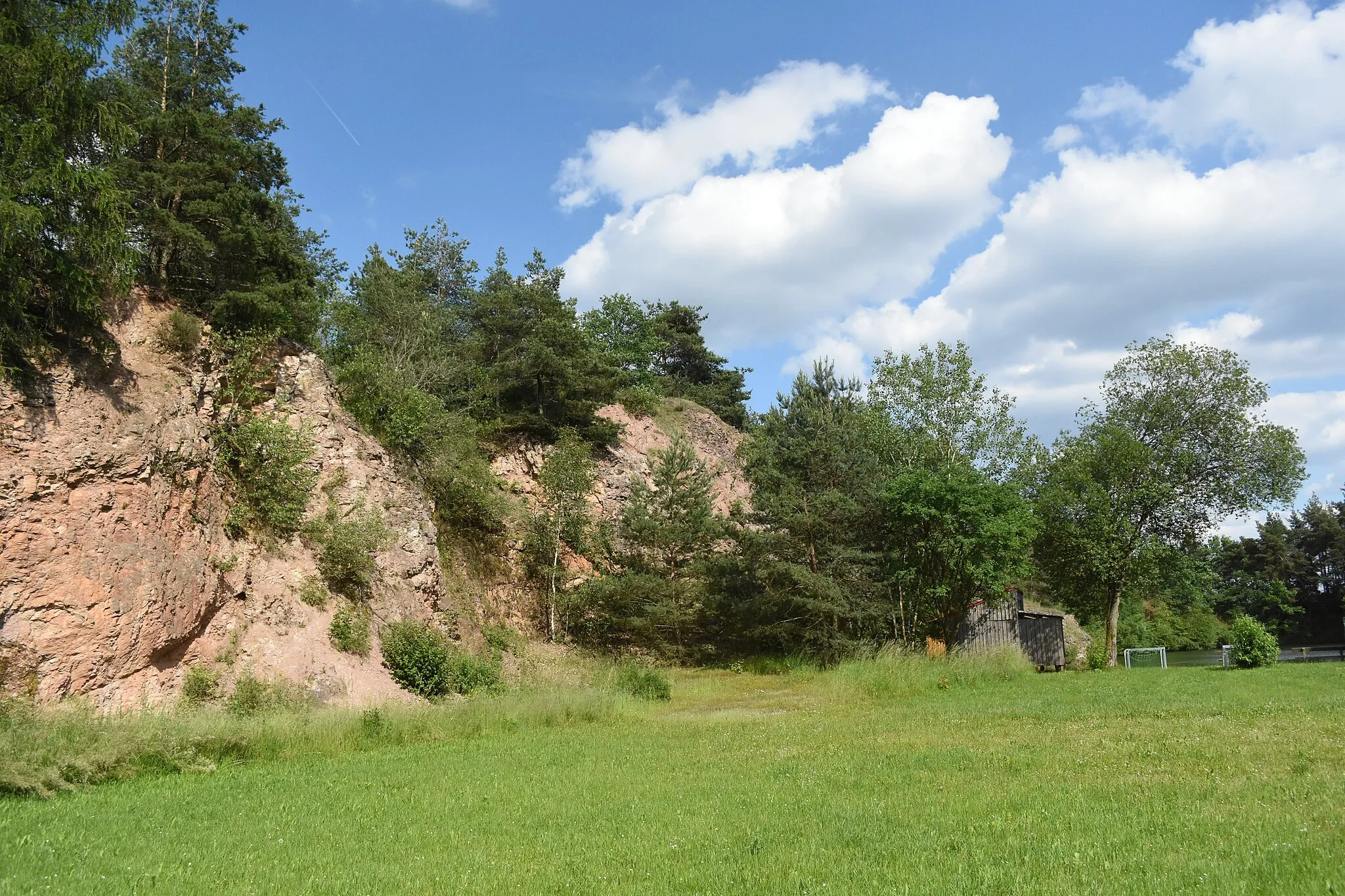 Photo showing: Pingartener Porphyr in der Oberpfalz bei Bodenwöhr - ein ehemaliger Steinbruch