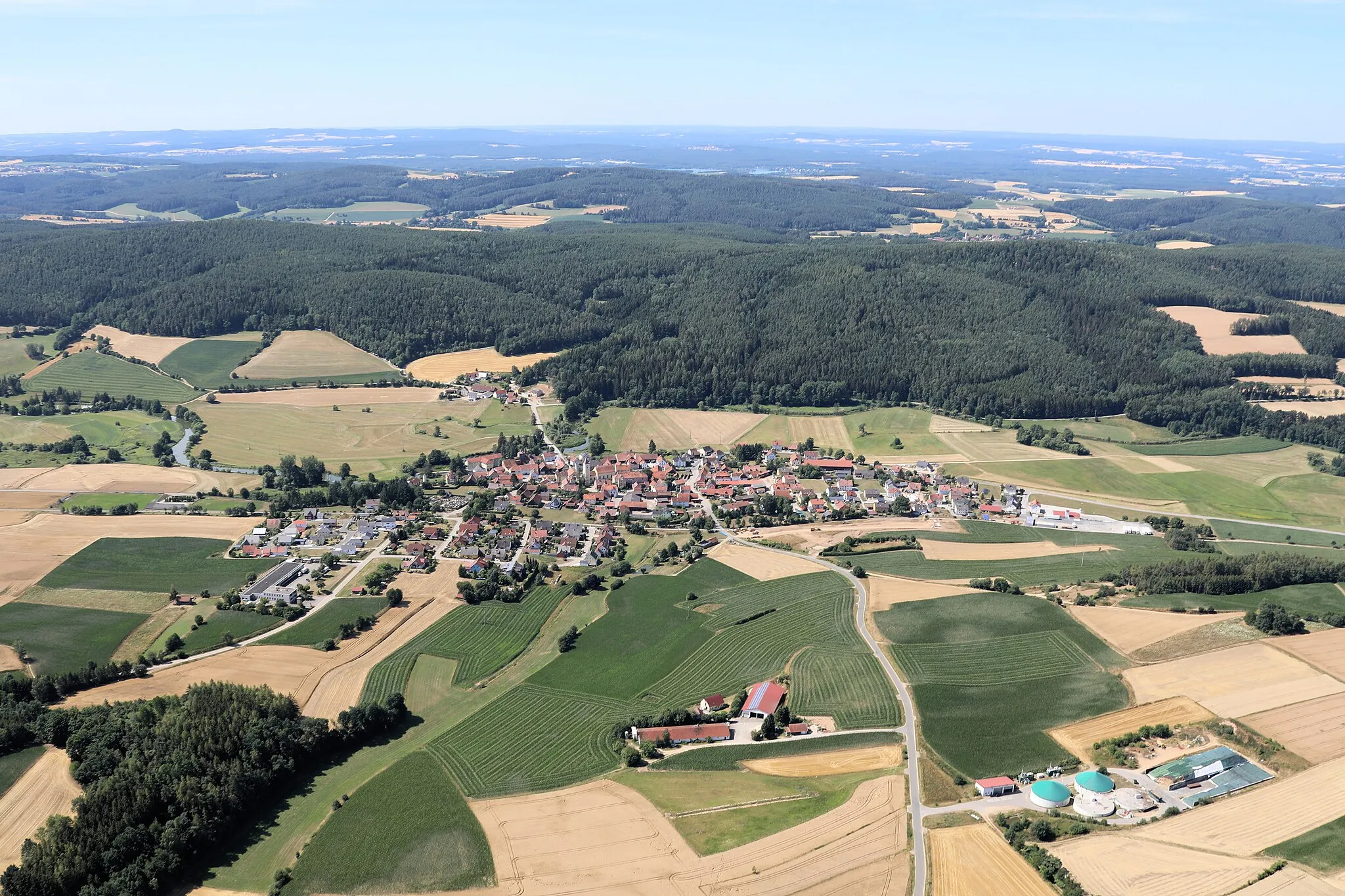 Photo showing: Altendorf (Bildmitte), im Hintergrund Murglhof, Landkreis Schwandorf, Oberpfalz, Bayern