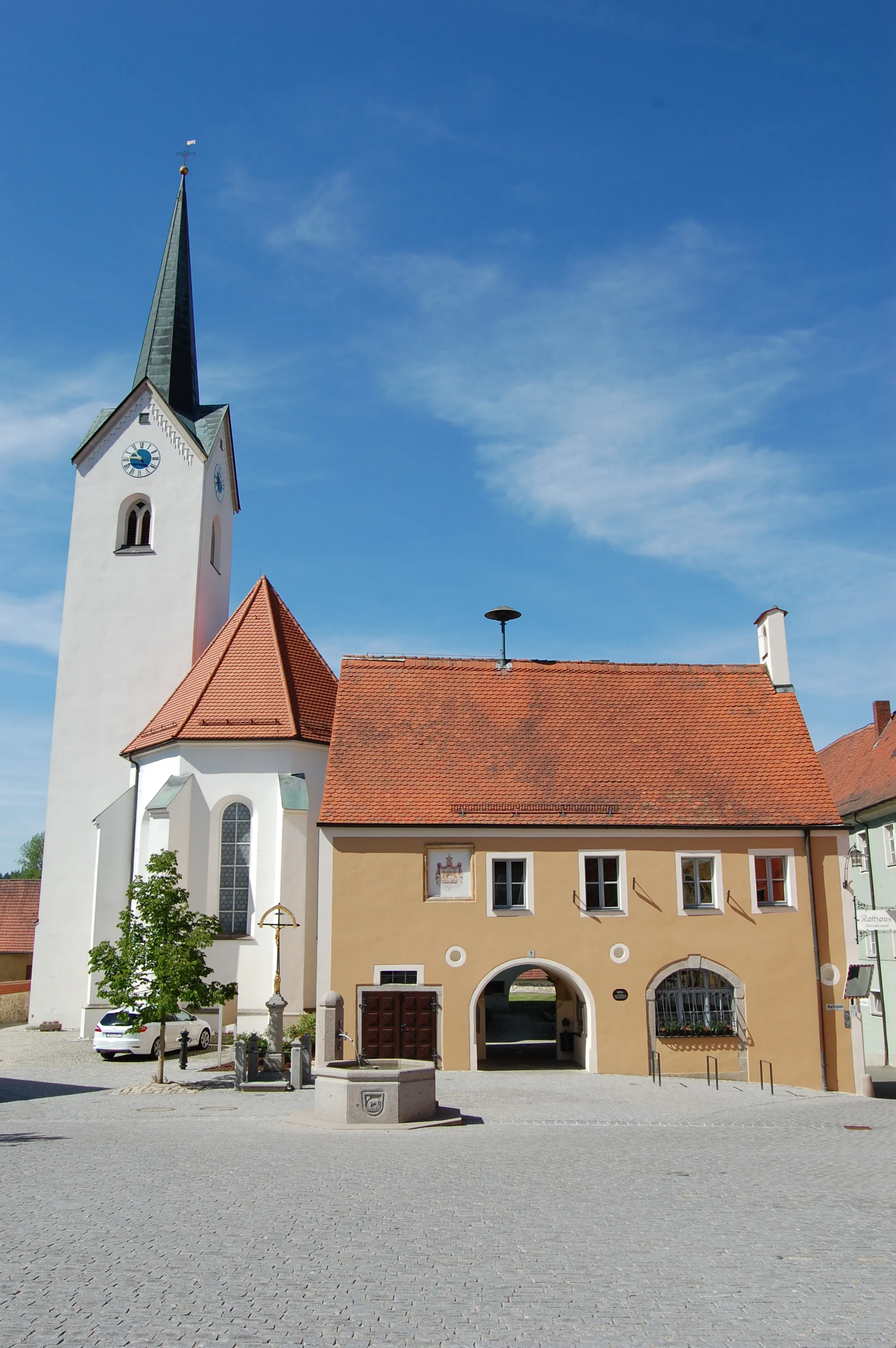 Photo showing: Schwarzhofen, Kirche und Rathaus (2011)