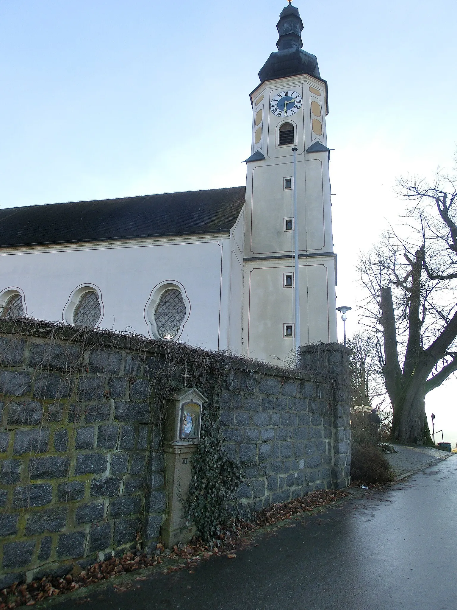 Photo showing: Bad Kötzting, Weißenregen, Am Roten Steg; Kirchbühlgasse. Kreuzweg von der Stadt Bad Kötzting zur Wallfahrtskirche Weißenregen. 14. Station des Kreuzwegs Weißenregen mit Wallfahrtskirche: Der heilige Leichnam Jesu wird in das Grab gelegt.