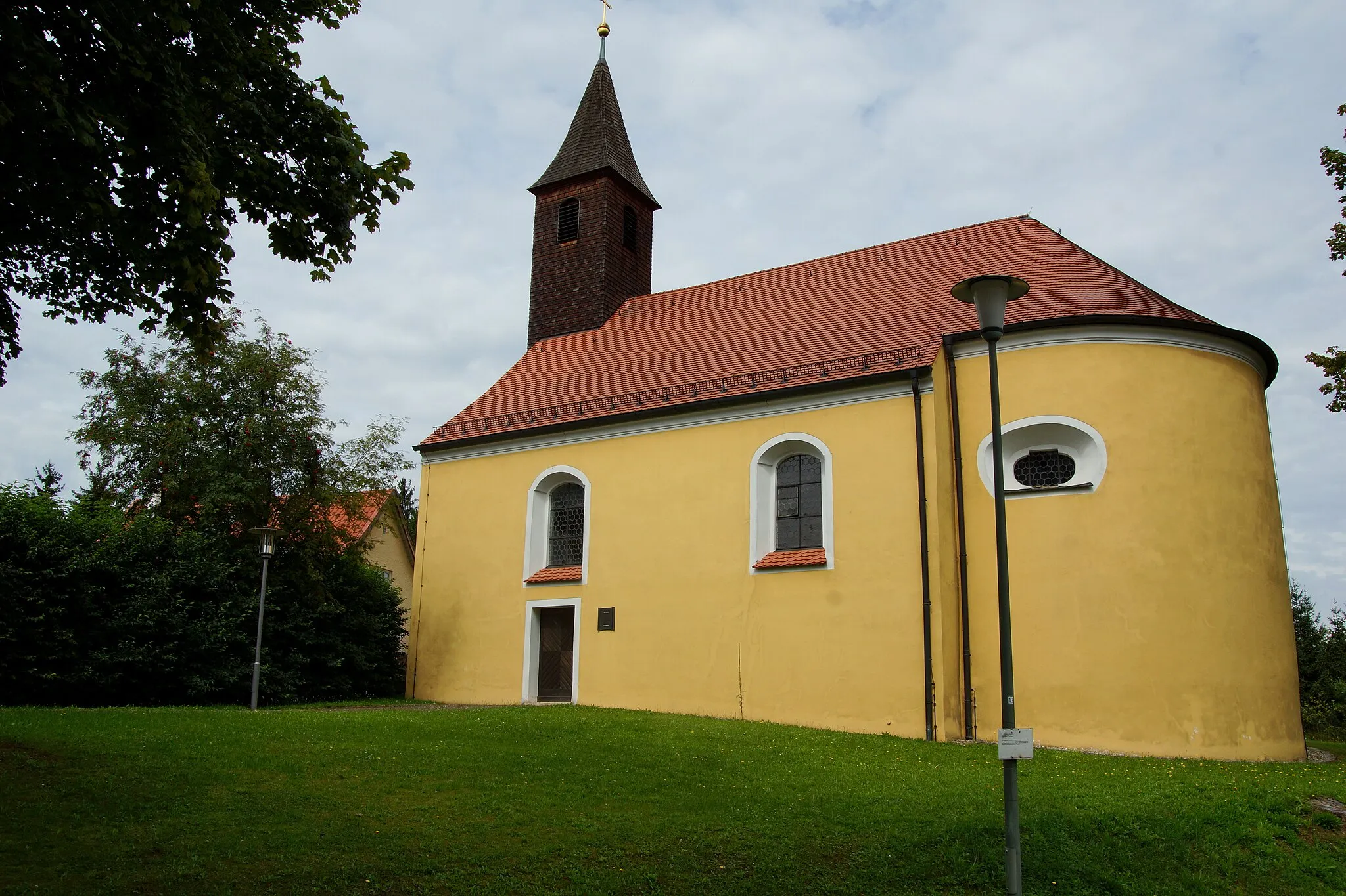 Photo showing: Die katholische Filialkirche St. Thekla in Mausheim bei Beratzhausen in der Oberpfalz