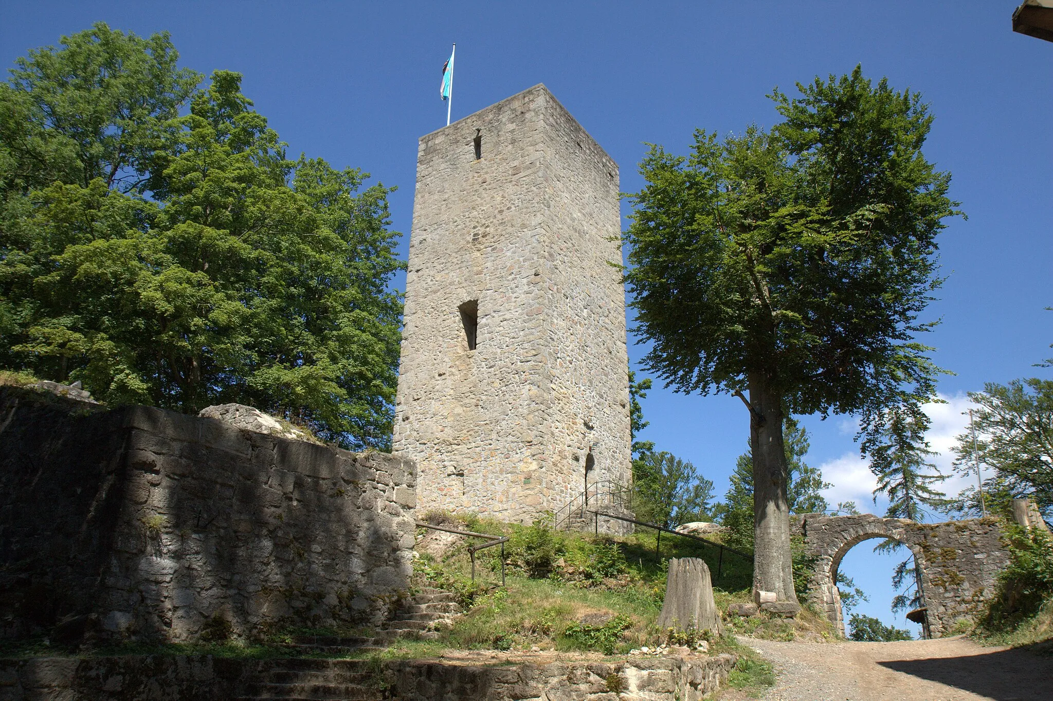 Photo showing: Bergfried der Burgruine Schwarzenburg