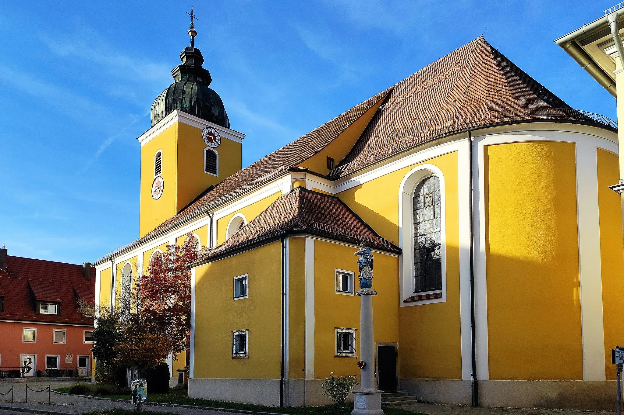 Photo showing: Die römisch-katholische Pfarrkirche St. Peter und Paul ist die Hauptkirche in dem oberpfälzischen Markt Beratzhausen.