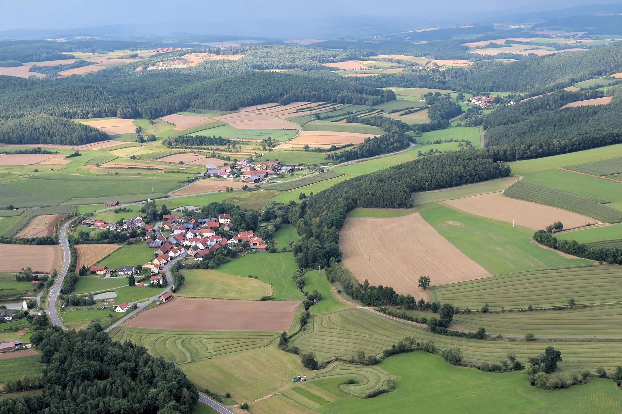 Photo showing: Fronhof (Bildmitte links), dahinter Siegelsdorf, am oberen Bildrand Oberkonhof, rechts der Fluss Murach: Gemeinde Altendorf, Landkreis Schwandorf, Oberpfalz, Bayern