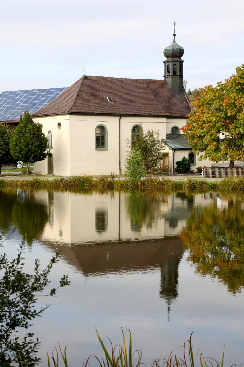 Photo showing: Expositurkirche (St. Sebastian) 	Archäologische Befunde und Funde im Bereich der Kath. Expositurkirche St. Sebastian in Hofenstetten, darunter die Spuren eines Vorgängerbaus.