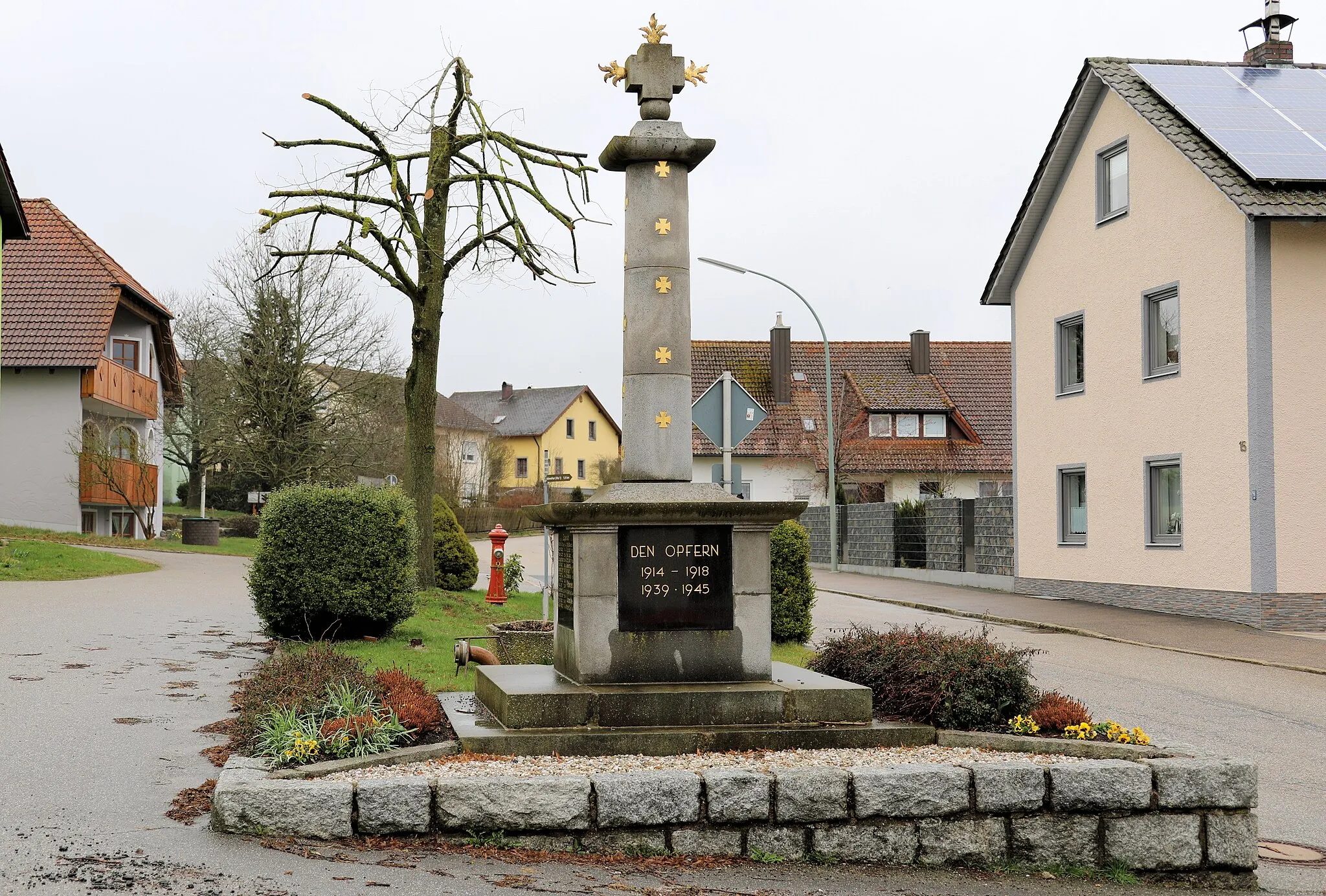 Photo showing: Mahnmal zur Erinnerung an die Gefallenen und Vermissten beider Weltkriege in Etzgersrieth: Etzgersrieth, Markt Moosbach, Landkreis Neustadt an der Waldnaab, Oberpfalz, Bayern