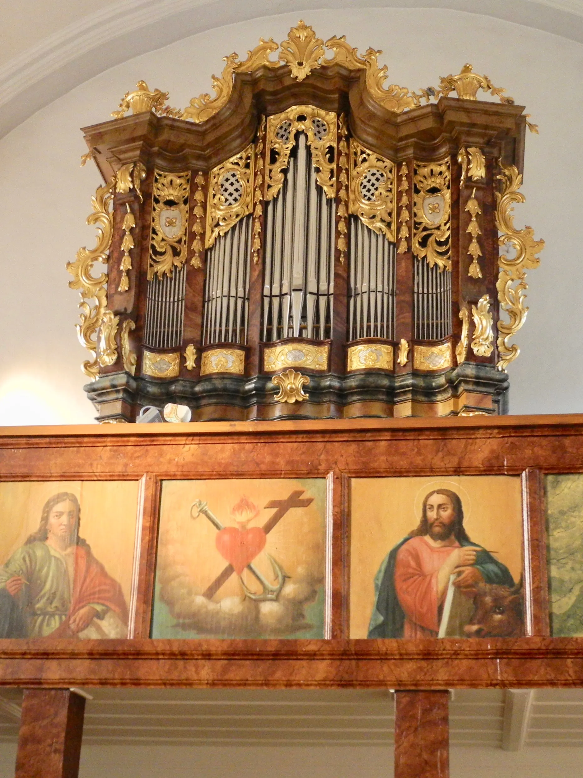 Photo showing: Pursruck, St. Ursula, Orgel, Gehäuse: Funtsch 1754, Werk: Schädler 1998 (9/II/P)