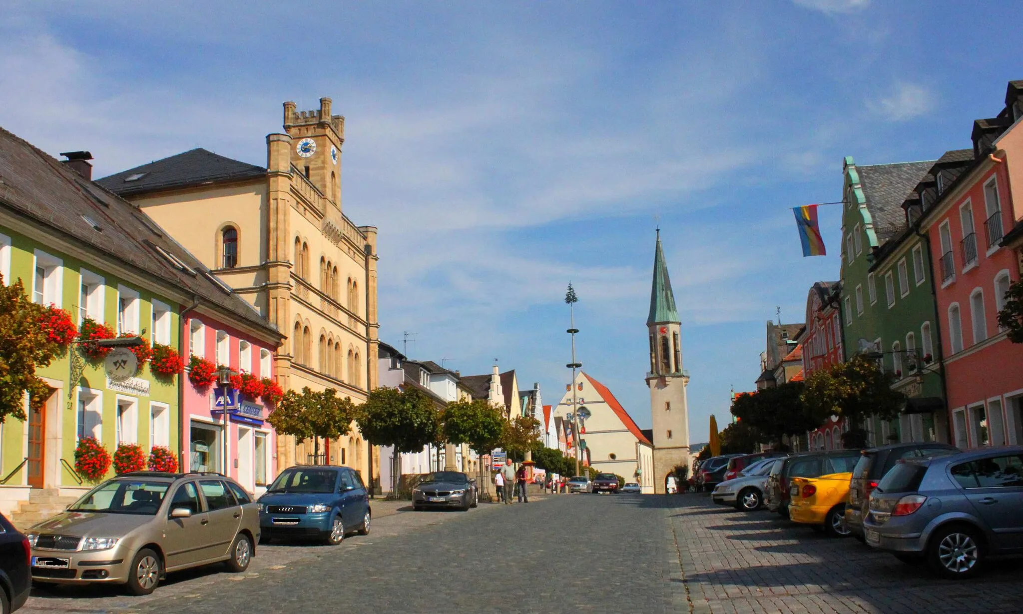Photo showing: Der Stadtplatz von Kemnath mit der Pfarrkirche Mariä Himmelfahrt