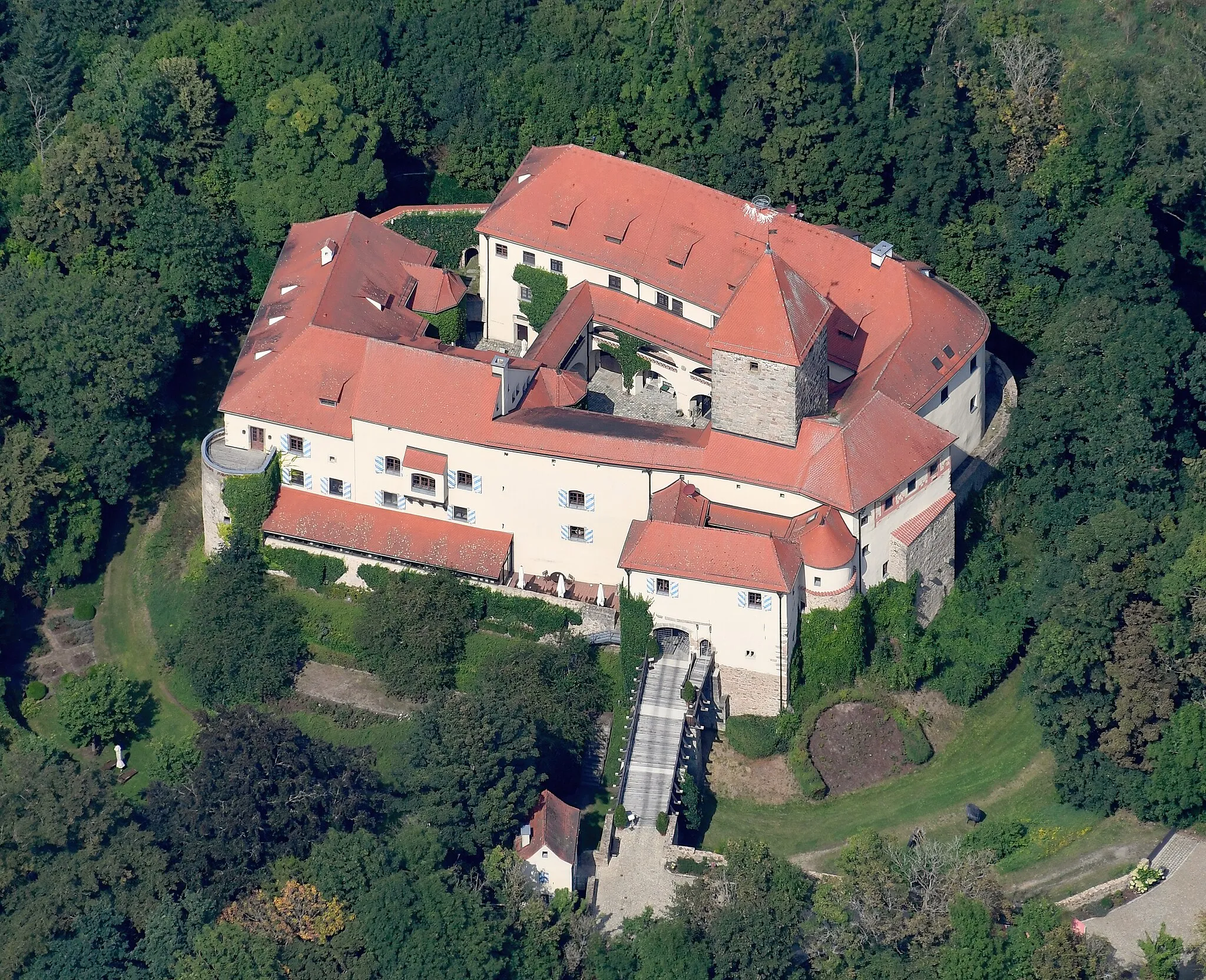 Photo showing: Aerial image of the Burg Wernberg (view from the south)
