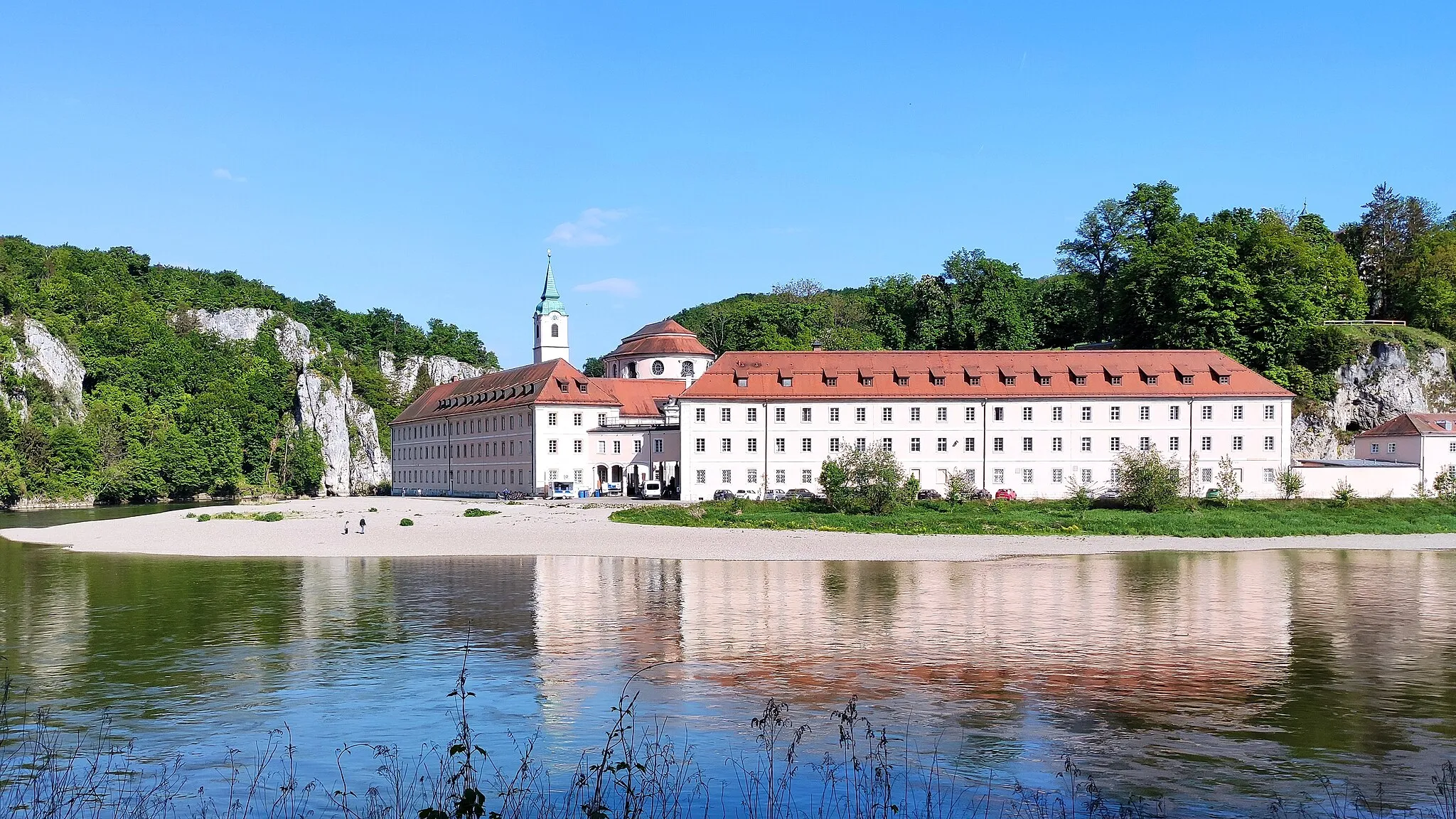 Photo showing: Das Kloster Weltenburg ist eine Benediktinerabtei (Abtei zum heiligen Georg) in Weltenburg, einem Ortsteil von Kelheim an der Donau in Niederbayern.