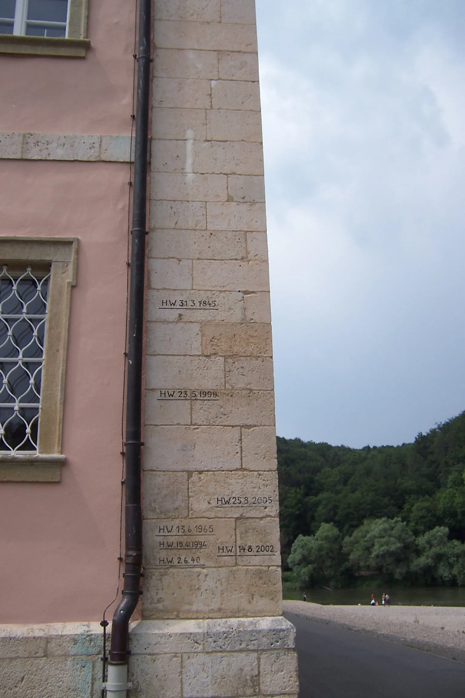 Photo showing: High water marks of river Danube at Weltenburg Abbey