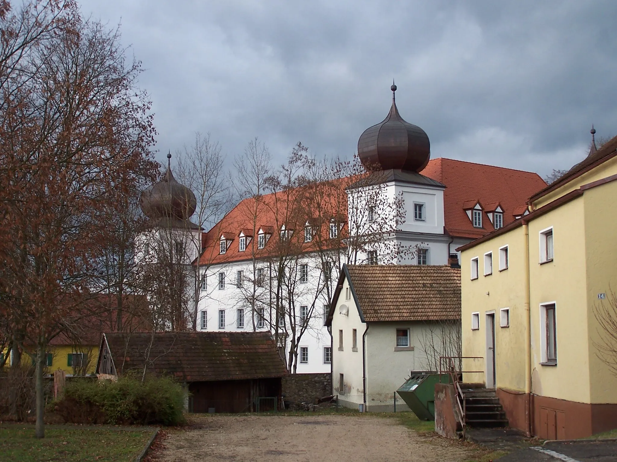 Photo showing: Maxhütte-Haidhof, Pirkensee, Asamweg 4. Schloss Pirkensee, nach Norden offene Dreiflügelanlage mit vier Ecktürmen, um 1734; Schlosskapelle St. Anna, mit Ausstattung, um 1735; Reste einer getreppten Wallanlage in ovalem Grundriß, mittelalterlich.