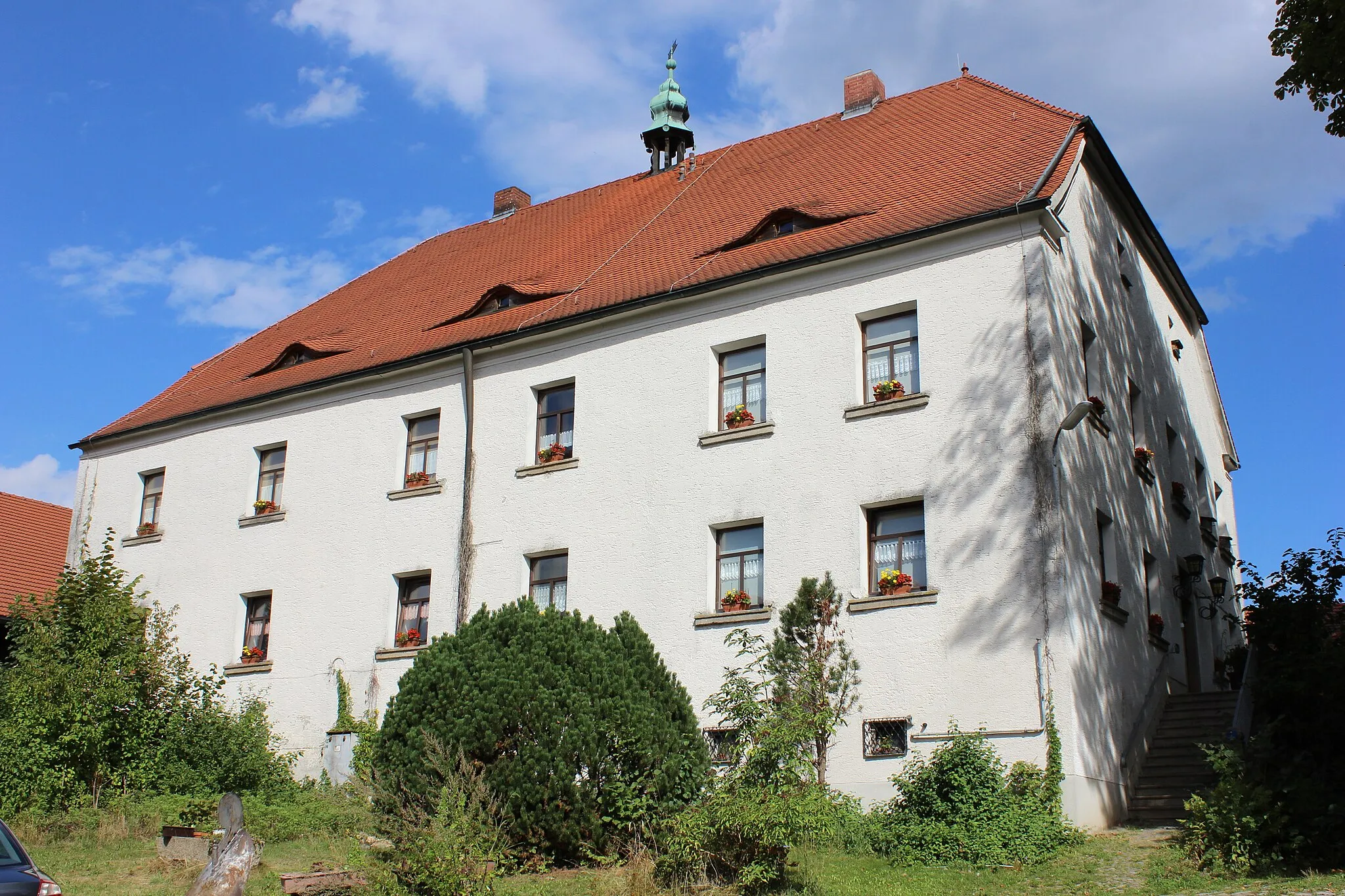 Photo showing: Ehemaliges Schloss in Gosserdorf 1, Gemeinde Konzell.
Zweigeschossiger Rechteckbau mit Halbwalmdach und Sockelgeschoss; erbaut 1793 über älterem Kern.

Das ehemalige Schloss befindet sich in der Ortsmitte.