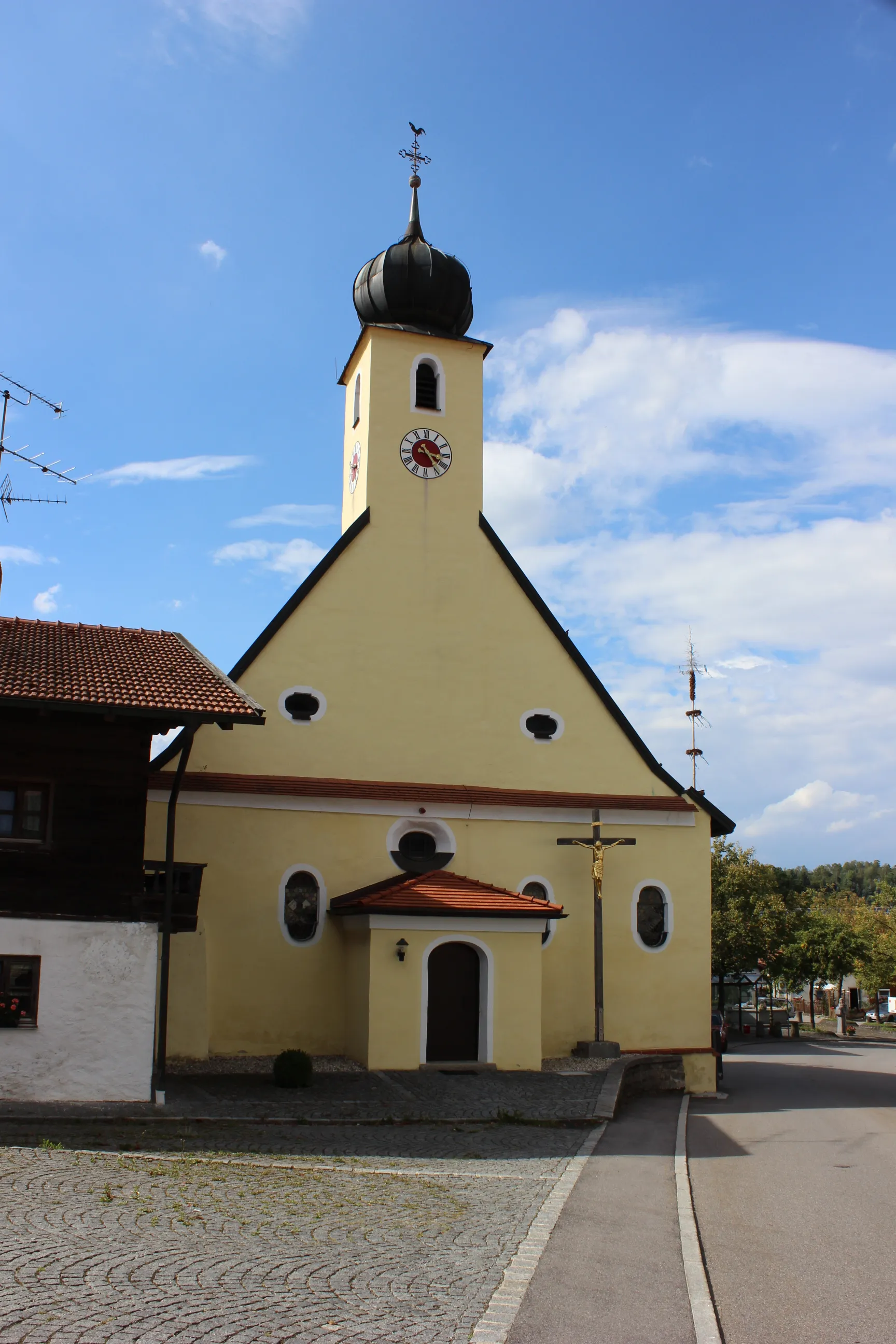 Photo showing: Katholische Filialkirche St. Stephan in Gossersdorf 6, Gemeinde Konzell. Eine trapezförmige Anlage von 1660 mit Ausstattung.