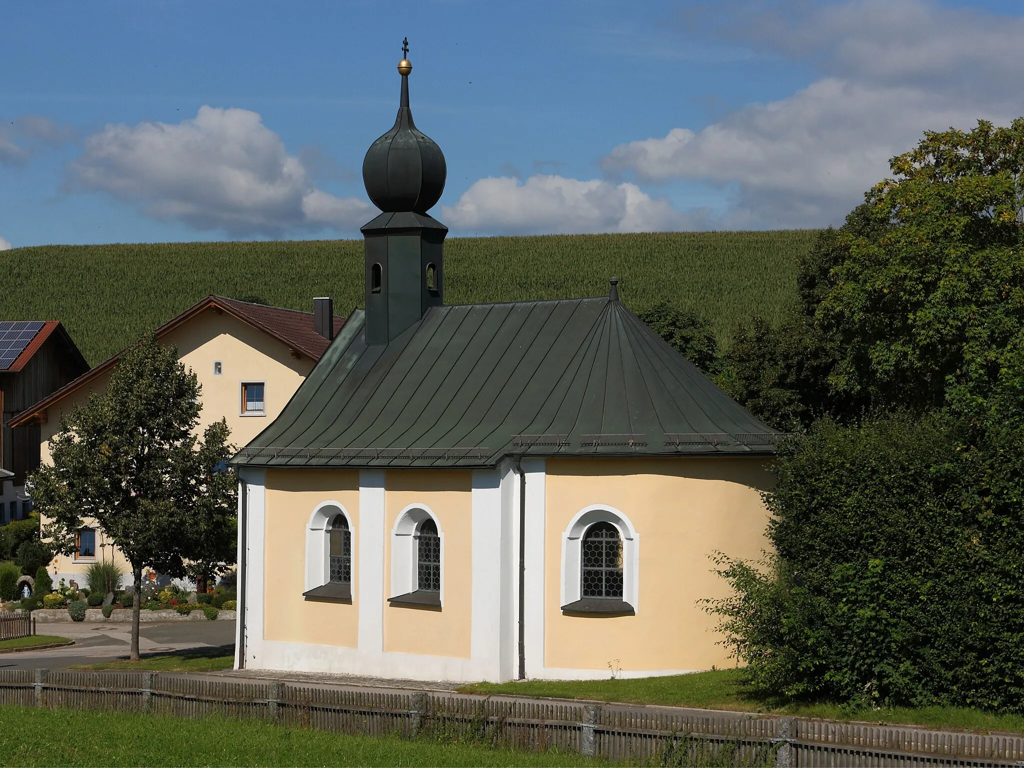 Photo showing: Dorfkapelle St. Leonhard; abgewalmter Satteldachbau mit eingezogener Apsis und Dachreiter mit Zwiebelhaube, frühes 18. Jh., Ansicht von Südosten