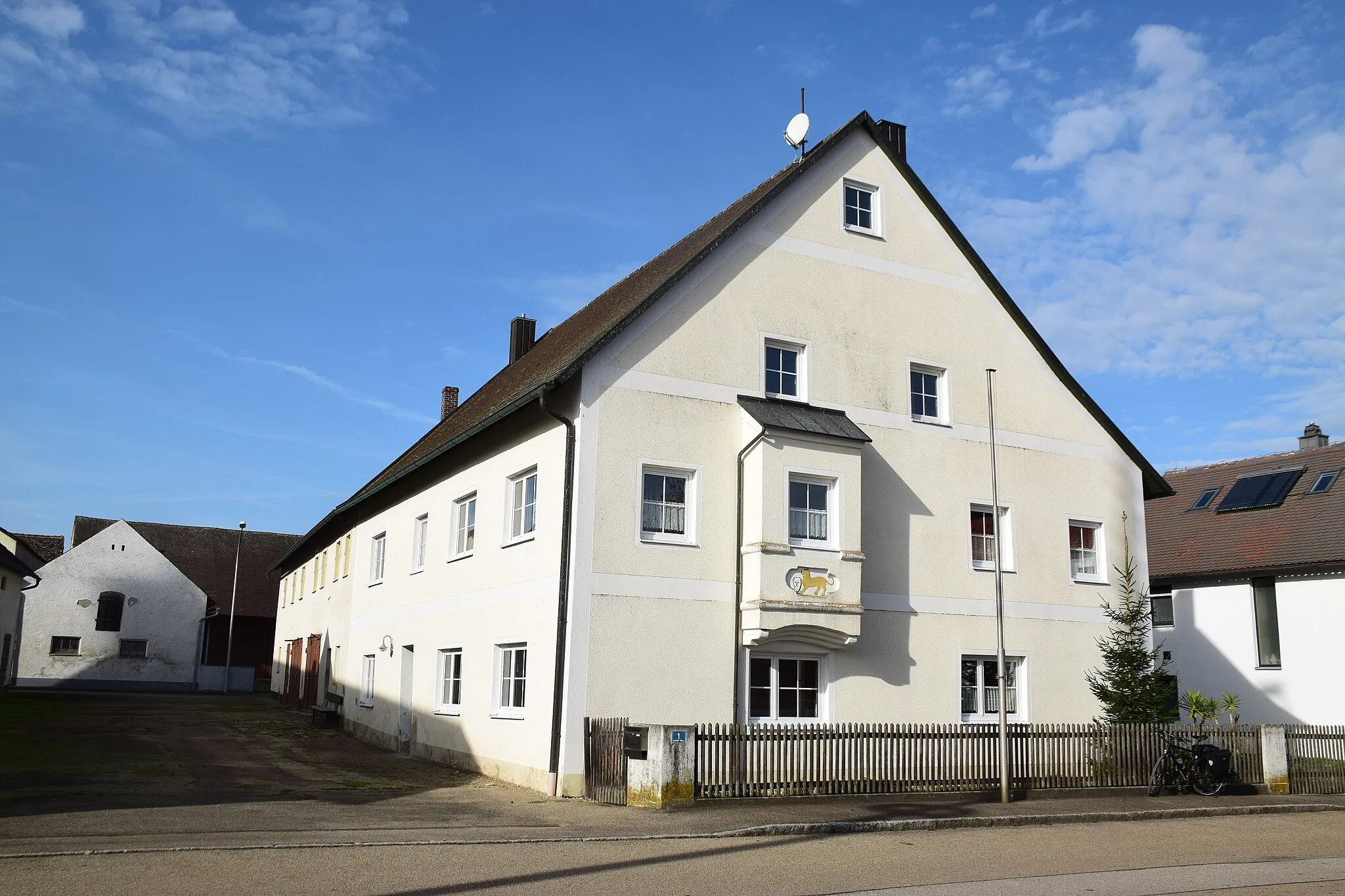 Photo showing: zweigeschossiges Wohnhaus mit Steildach und giebelseitigem Erker