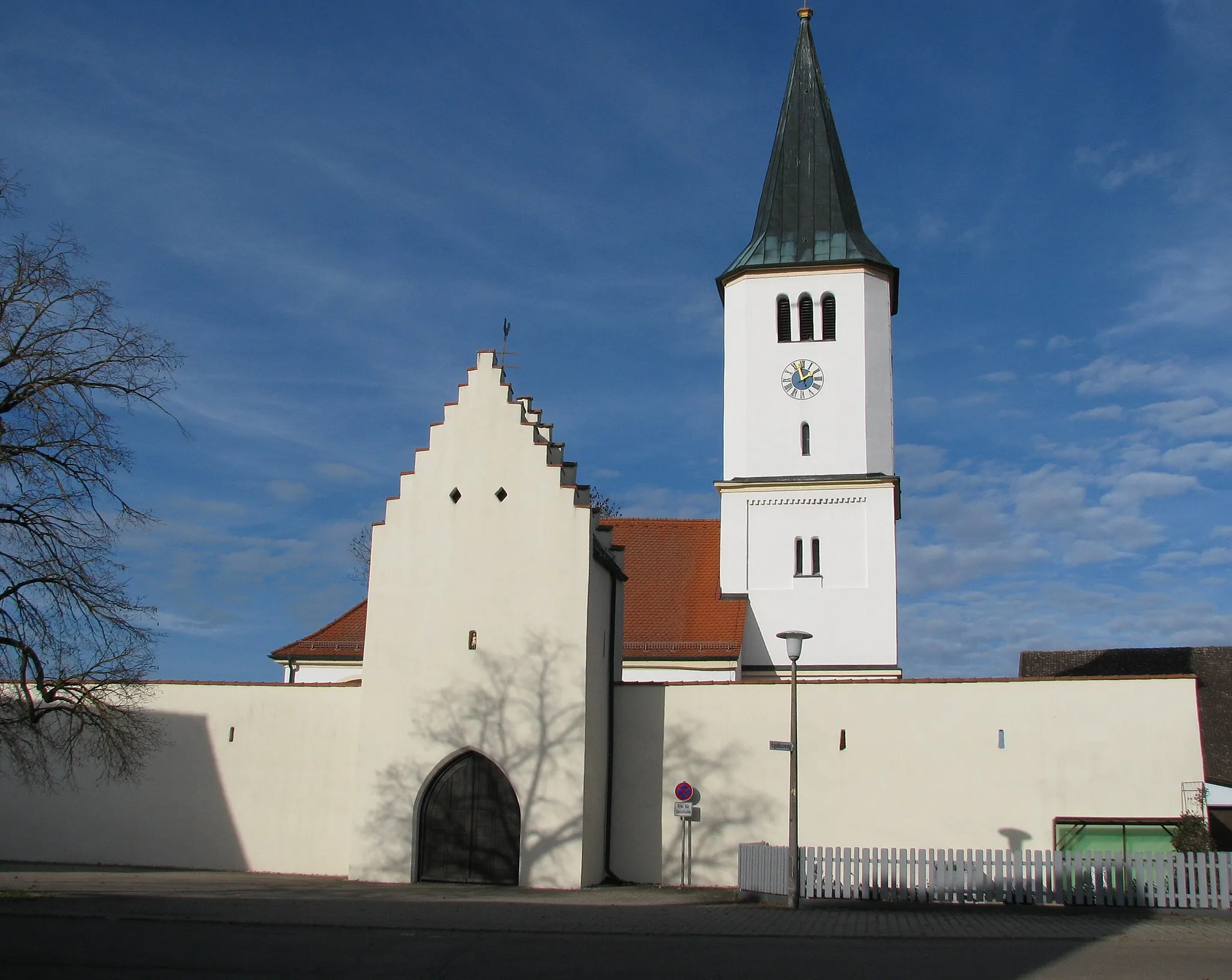 Photo showing: Röckenhofen, Ortsteil von Greding im mittelfränkischen Landkreis Roth in Bayern, Wehrkirchenanlage St. Ägidius