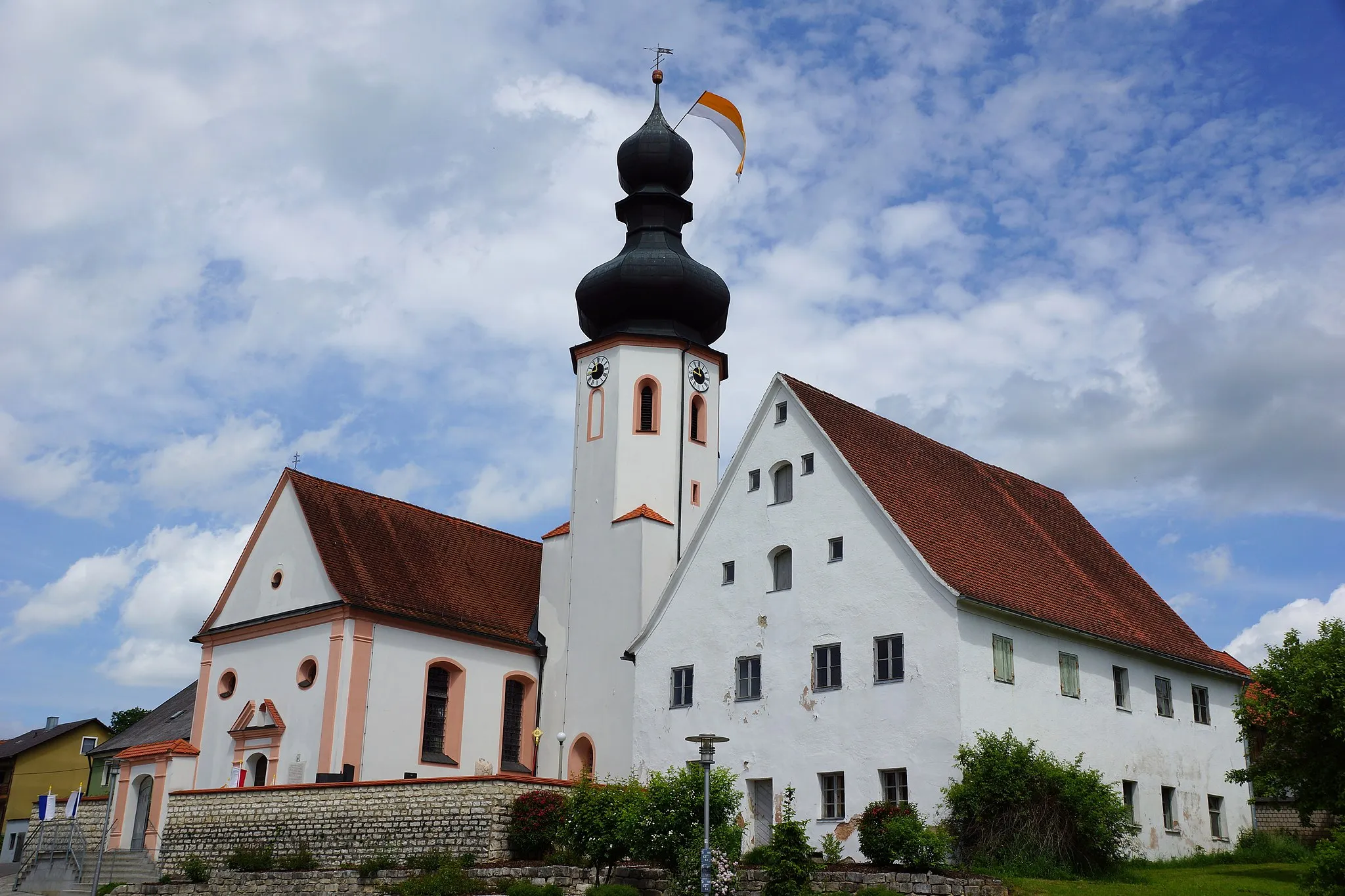 Photo showing: Die katholische Pfarrkirche St. Vitus in Großalfalterbach bei Deining in der Oberpfalz: