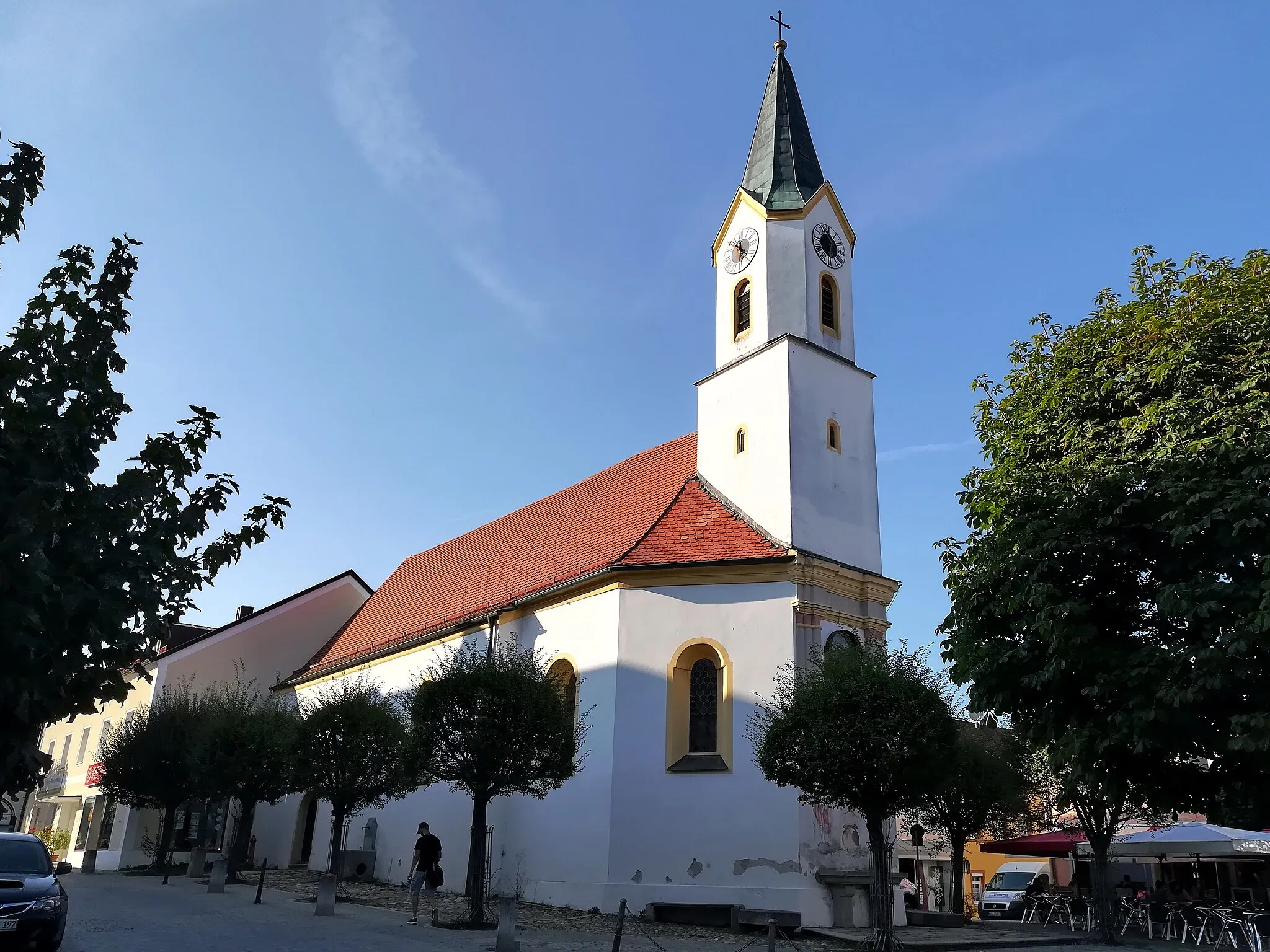 Photo showing: Die Kirche St. Veit ("Veitskirche") wurde wahrscheinlich spätestens bei der Anlage der Marktstraße (vor 1250) erbaut.