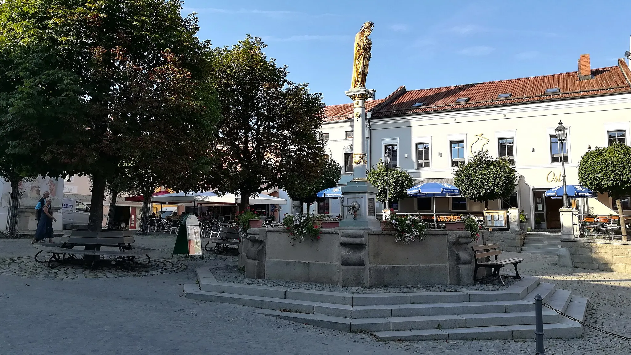 Photo showing: Achteckiges Brunnenbecken mit Eckbetonungen, Granit, 1800, Brunnenpfeiler mit Marienfigur, Gusseisen, bezeichnet mit „1903“