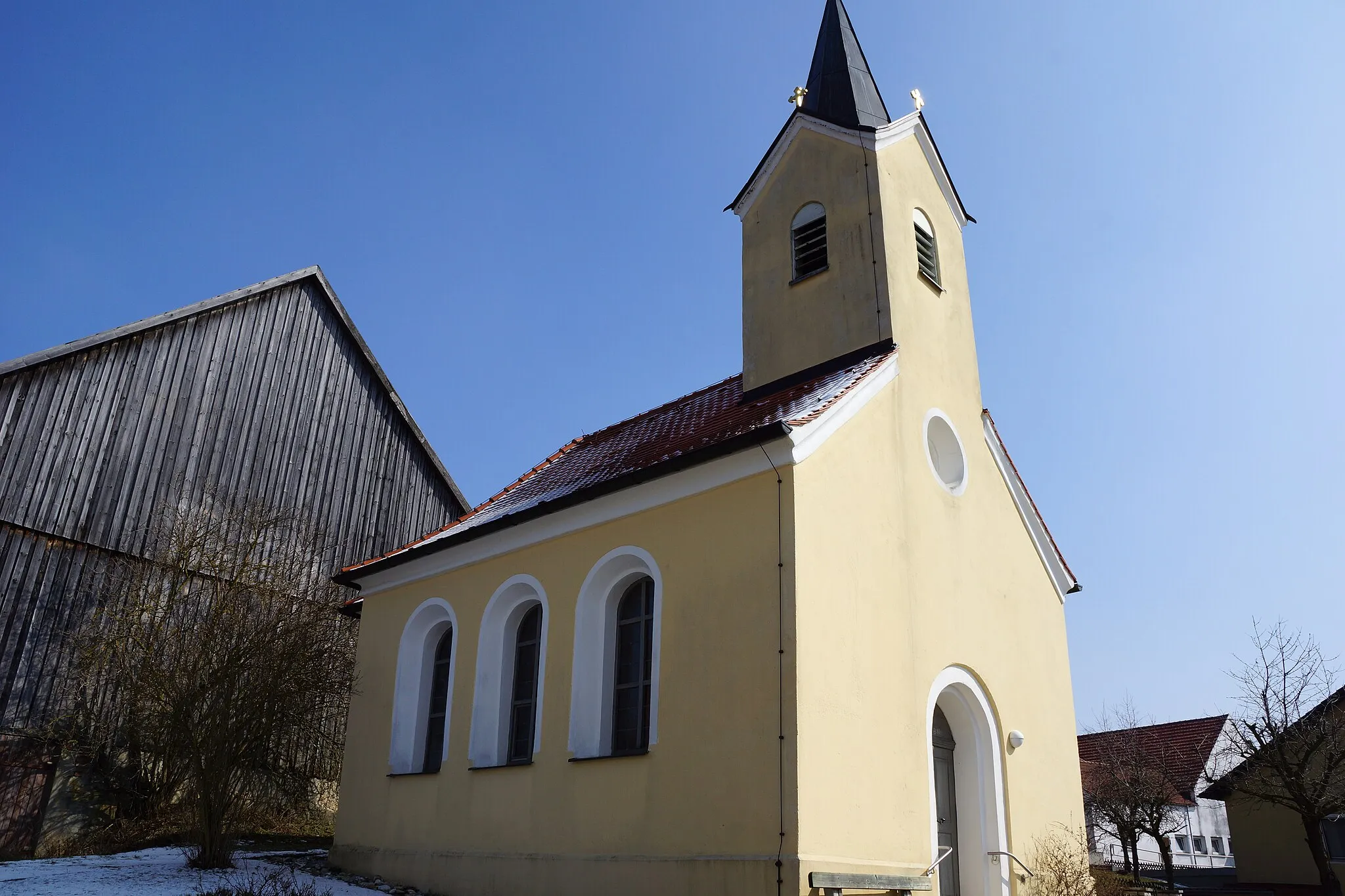 Photo showing: Die kleine katholische Ortskapelle / Filialkirche Zu unserer Lieben Frau im oberpfälzischen Freihausen bei Seubersdorf: