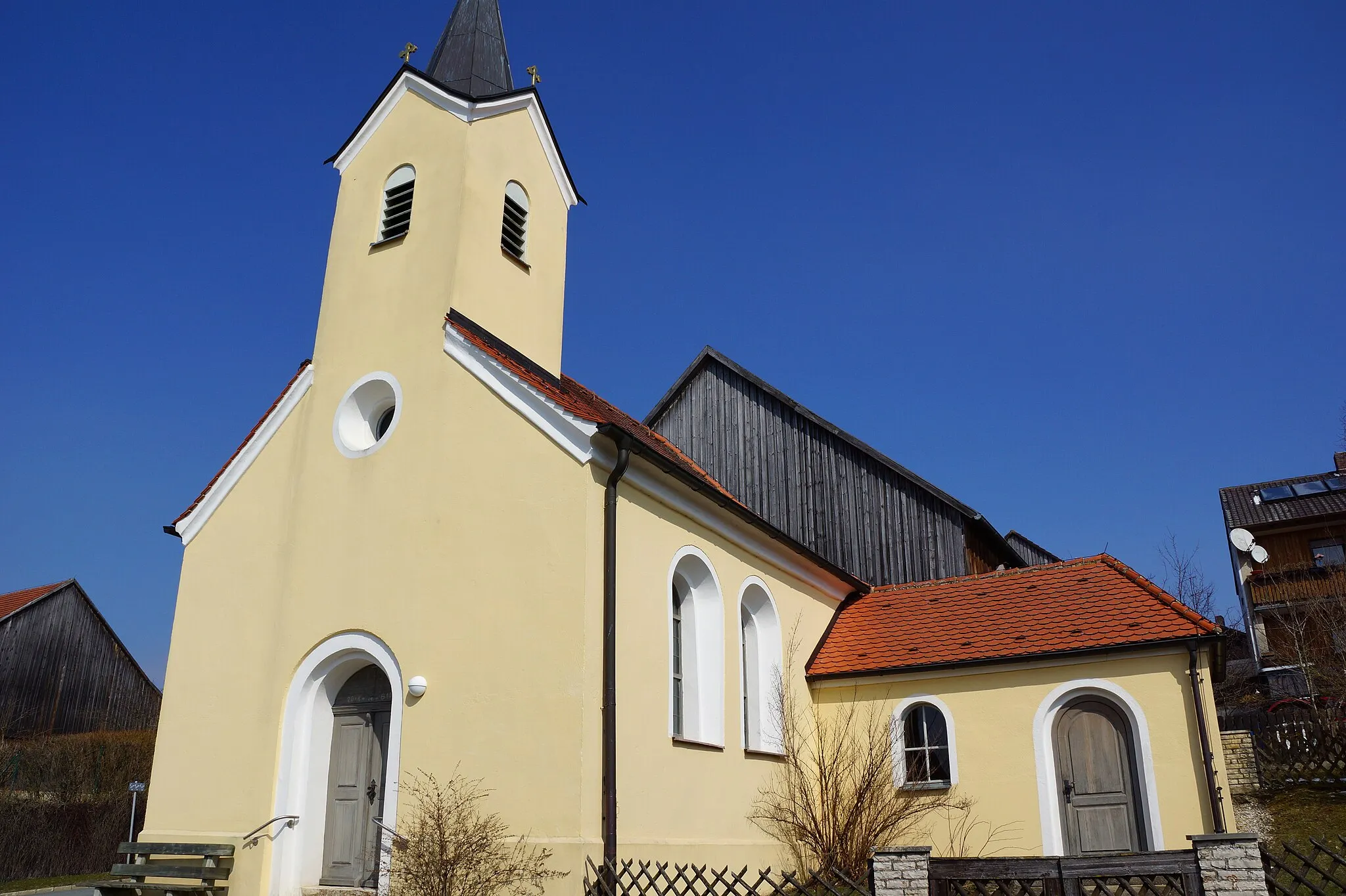 Photo showing: Die kleine katholische Ortskapelle / Filialkirche Zu unserer Lieben Frau im oberpfälzischen Freihausen bei Seubersdorf: