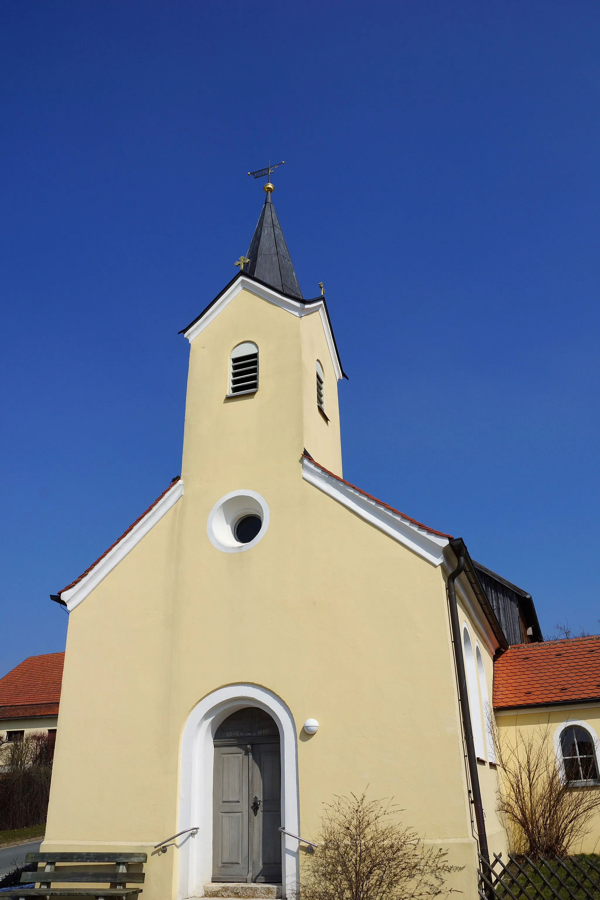 Photo showing: Die kleine katholische Ortskapelle / Filialkirche Zu unserer Lieben Frau im oberpfälzischen Freihausen bei Seubersdorf: