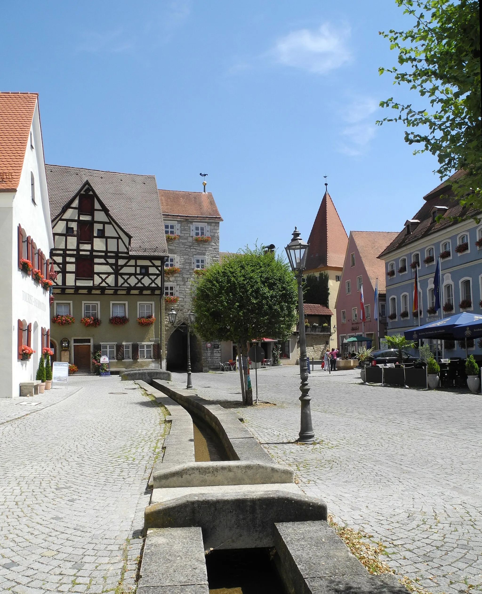Photo showing: Berching - Marktplatz, Bachlauf mit Fachwerkhäusern