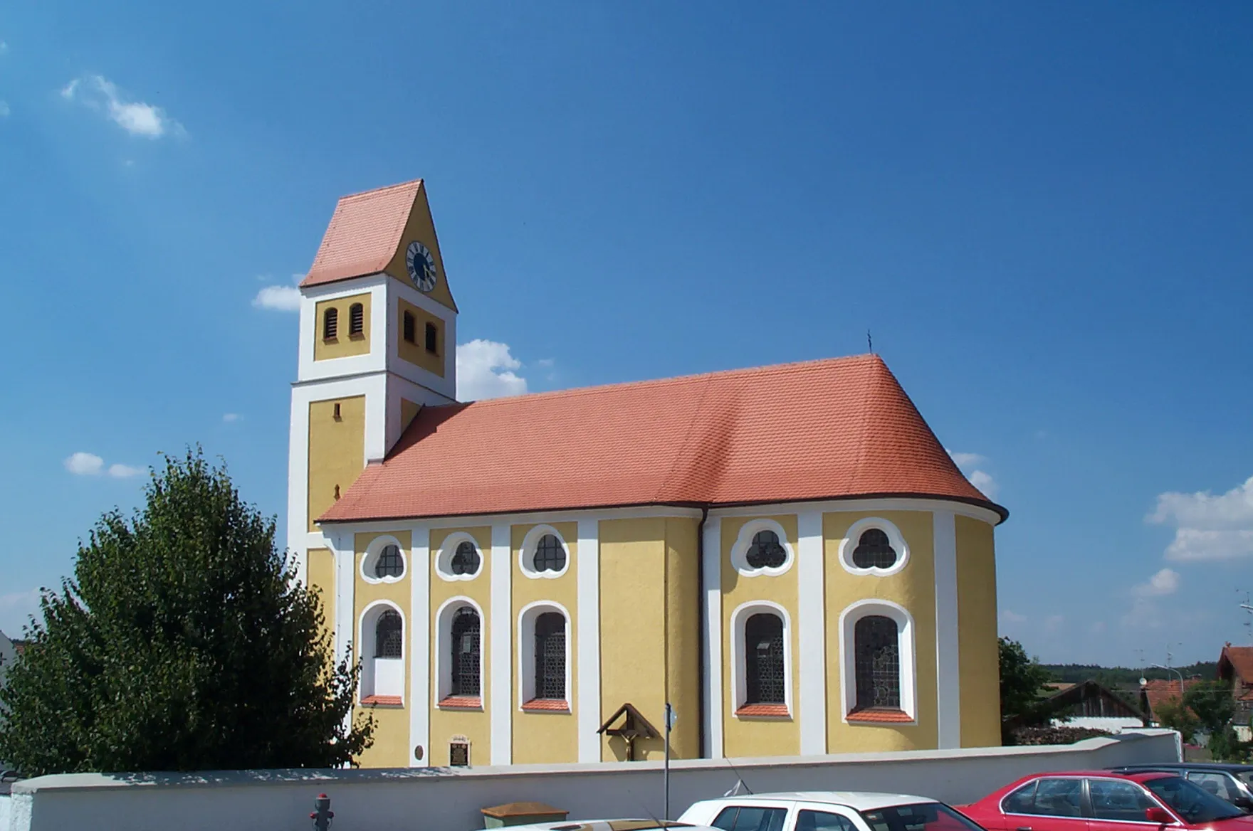 Photo showing: Ergoldsbach, Paindlkofen, Haus Nr. 211, bei Hausnummer 1. Katholische Filialkirche St. Stephan. Saalkirche mit eingezogenem Chor und Westturm, mit Lisenen- und Putzgliederung, westlich vorgesetzter Sattelturm mit Lisenen- und Geschossgliederung, Rokoko-Anlage, 1772; mit Ausstattung.