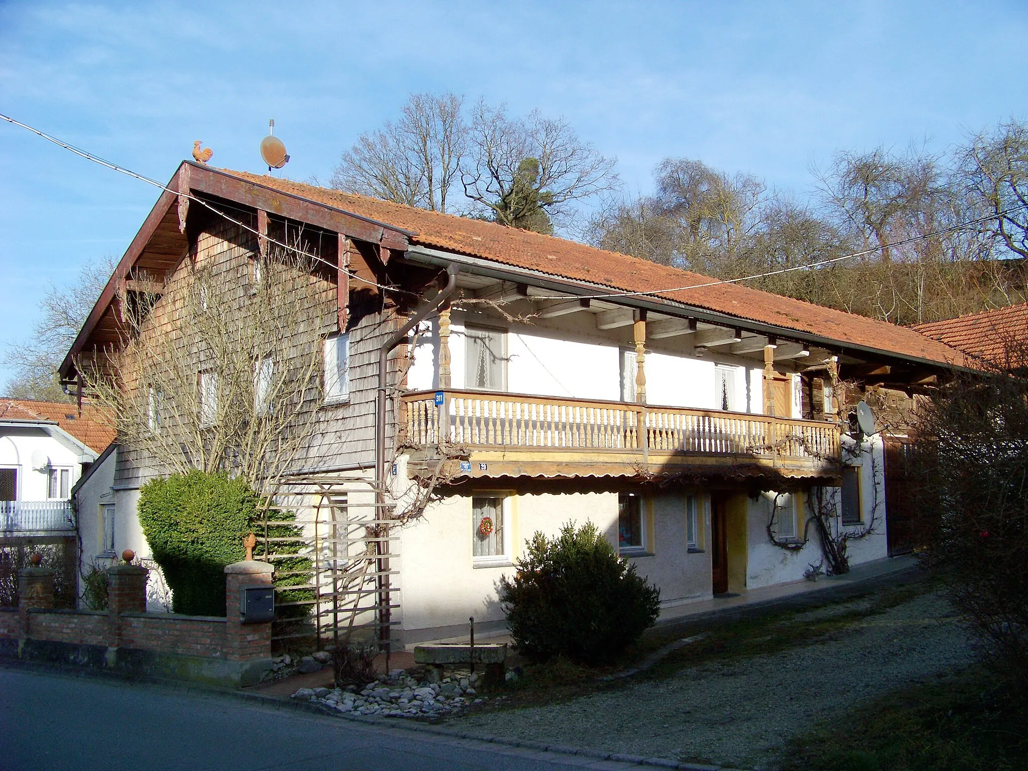 Photo showing: Ergoldsbach, Paindlkofen Hausnummer 311. Bauernhaus. zweigeschossiger Flachsatteldachbau mit Blockbau-Obergeschoss und Traufschrot, 19. Jahrhundert.